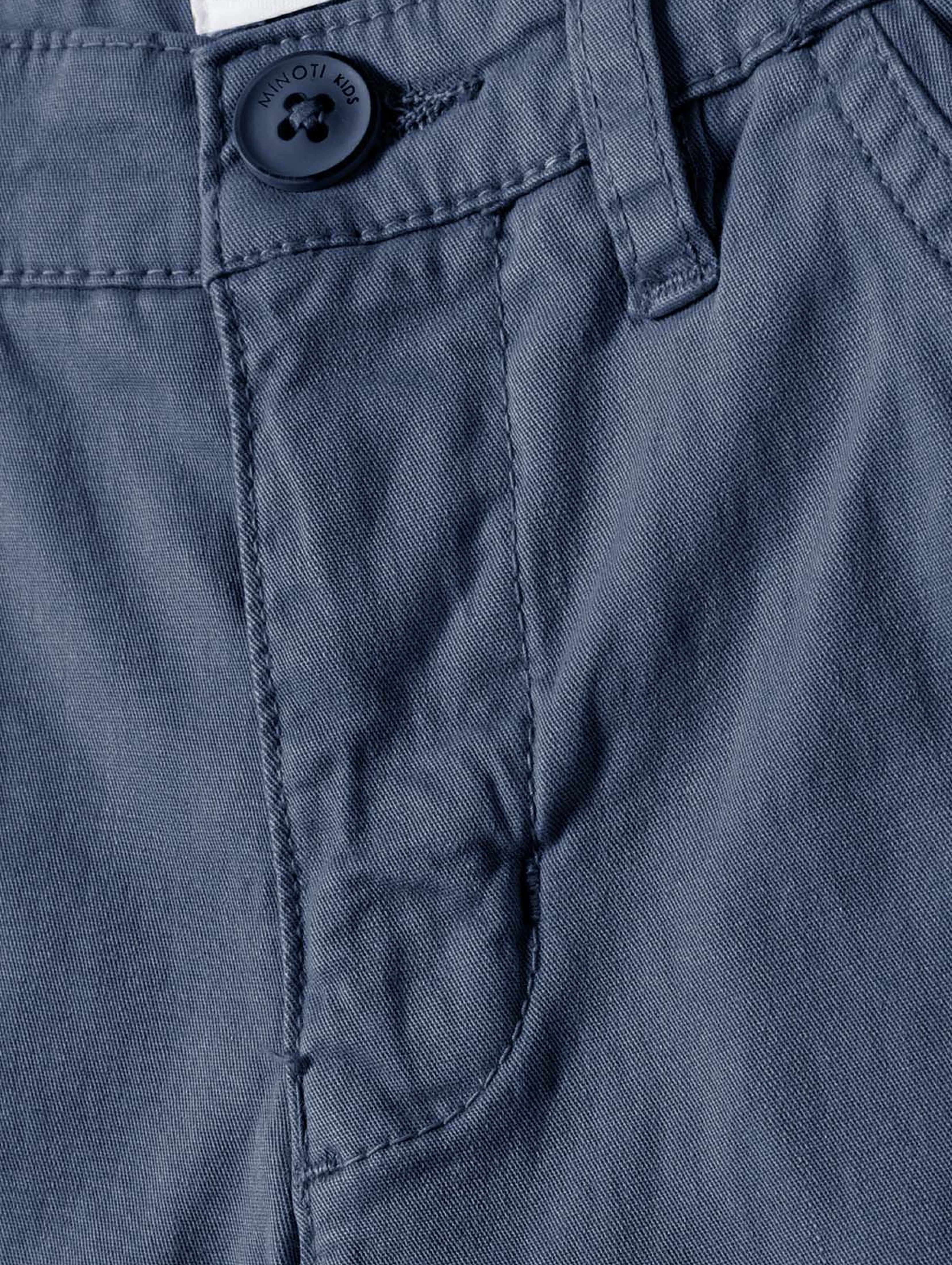 Niebieskie spodnie typu chino dla chłopca