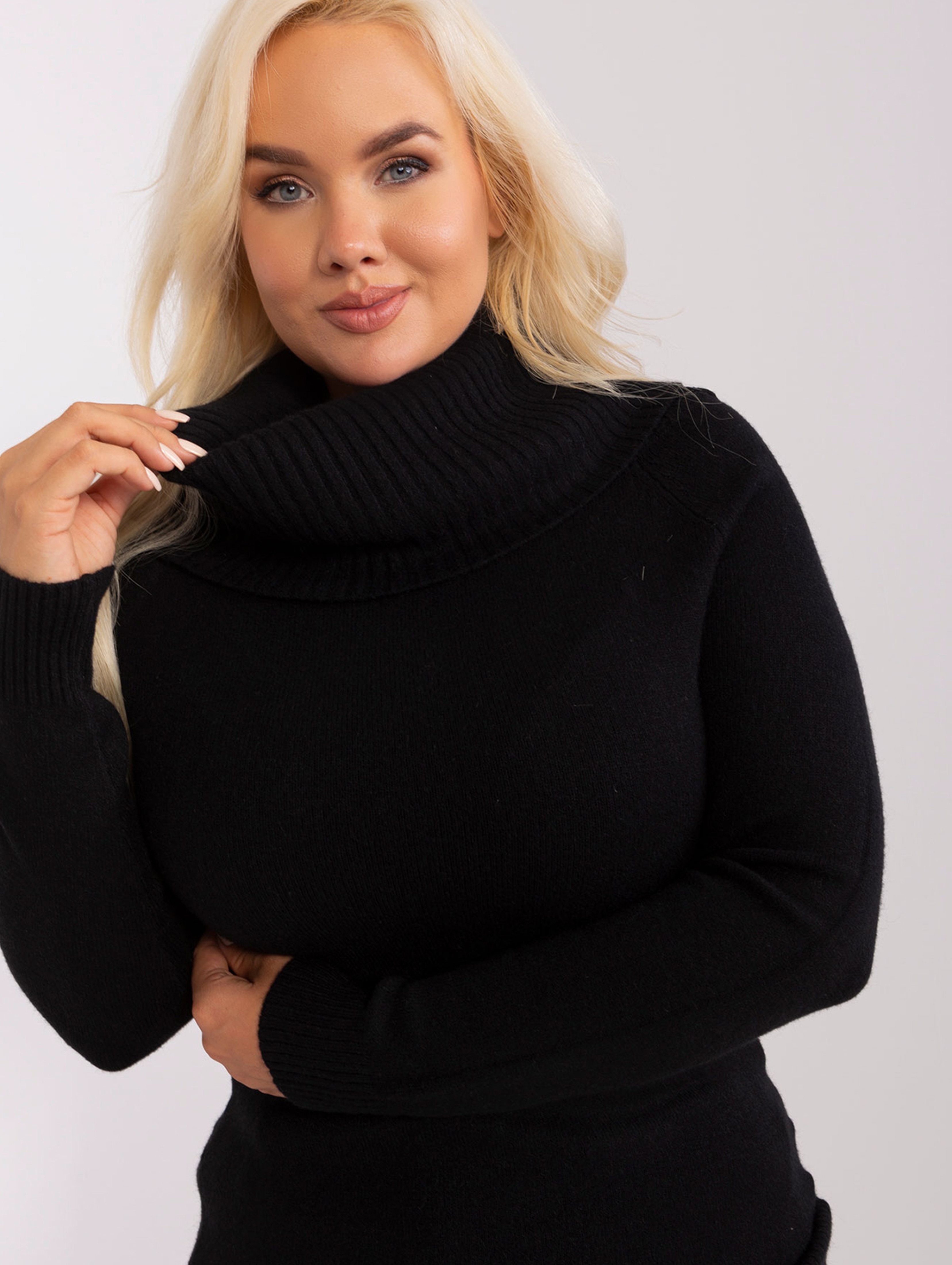 Czarny damski sweter plus size z wiskozą