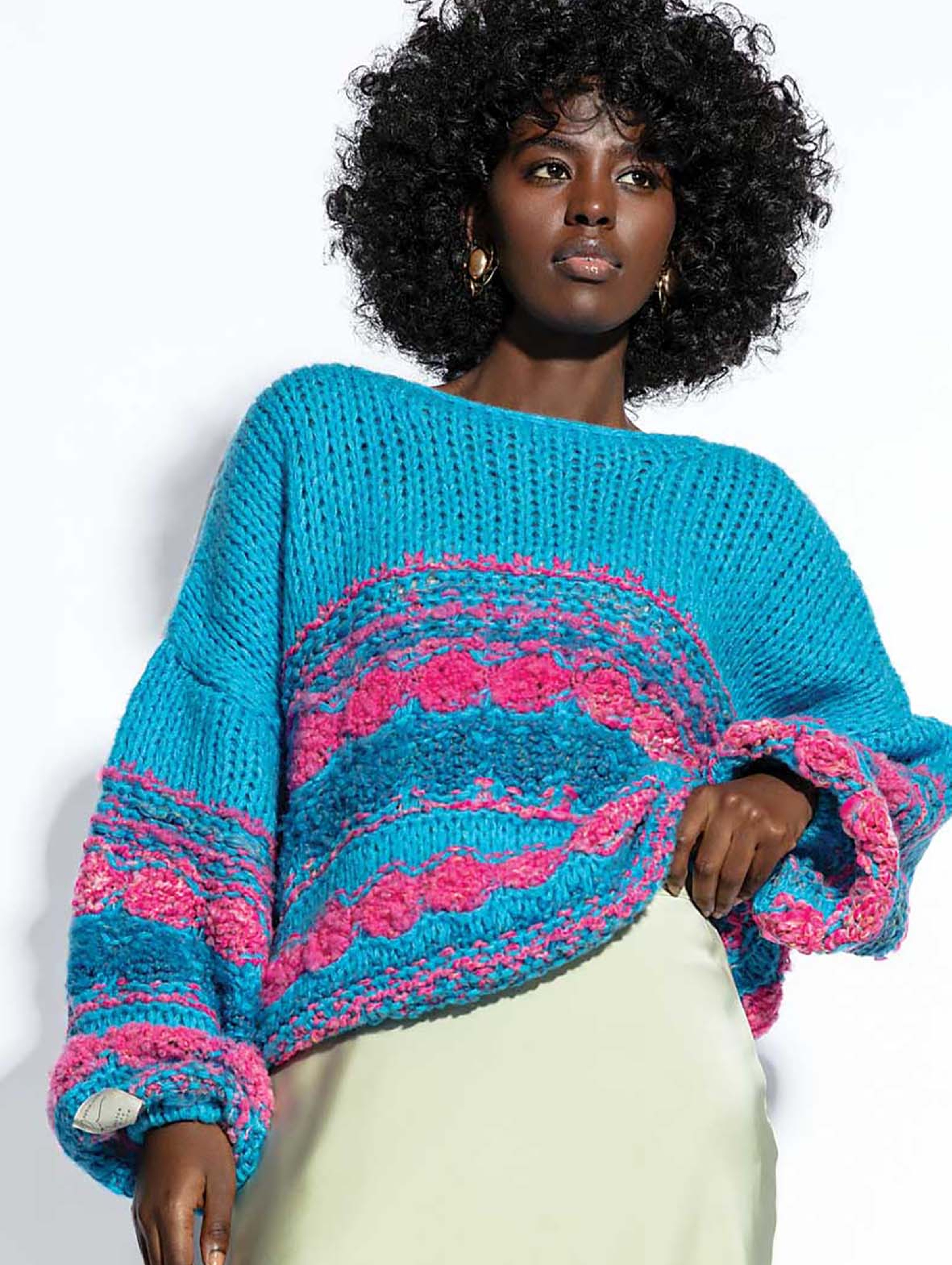 Kolorowy sweter damski z dzianiny Fobya niebieski