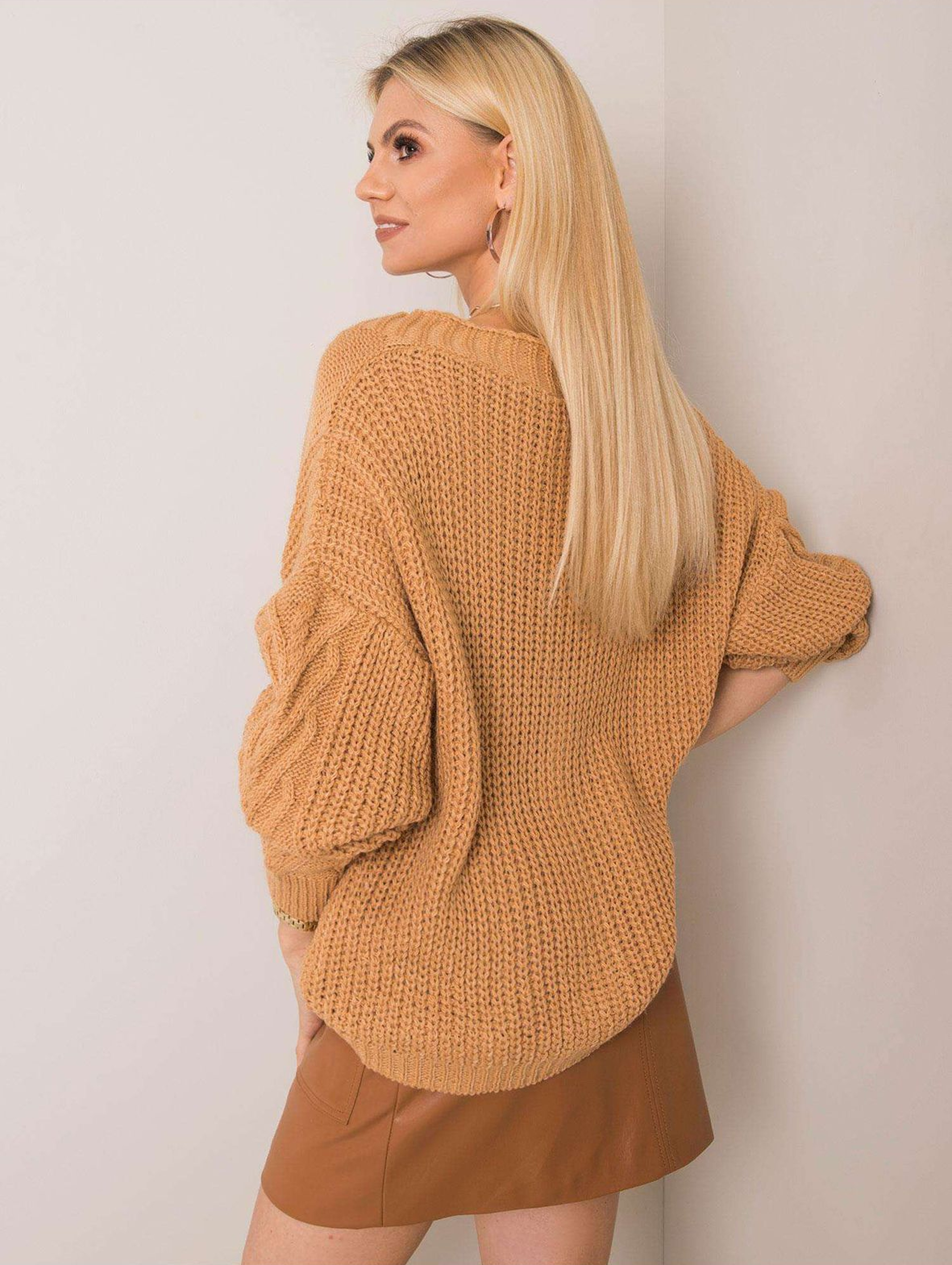 Oversizowy sweter damski zapinany na guziki - karmelowy