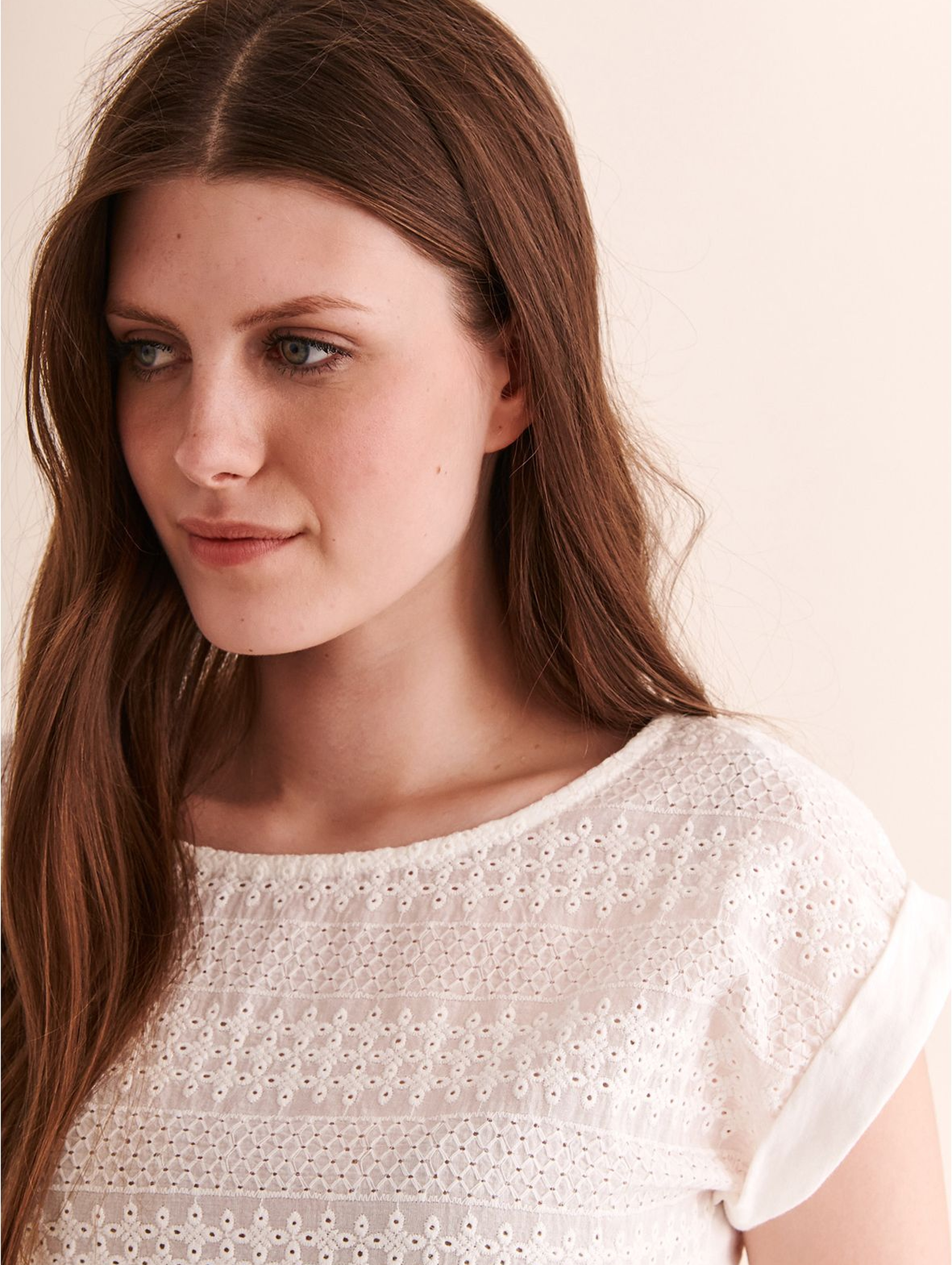 Bawełniana bluzka damska z haftowanym przodem - biała