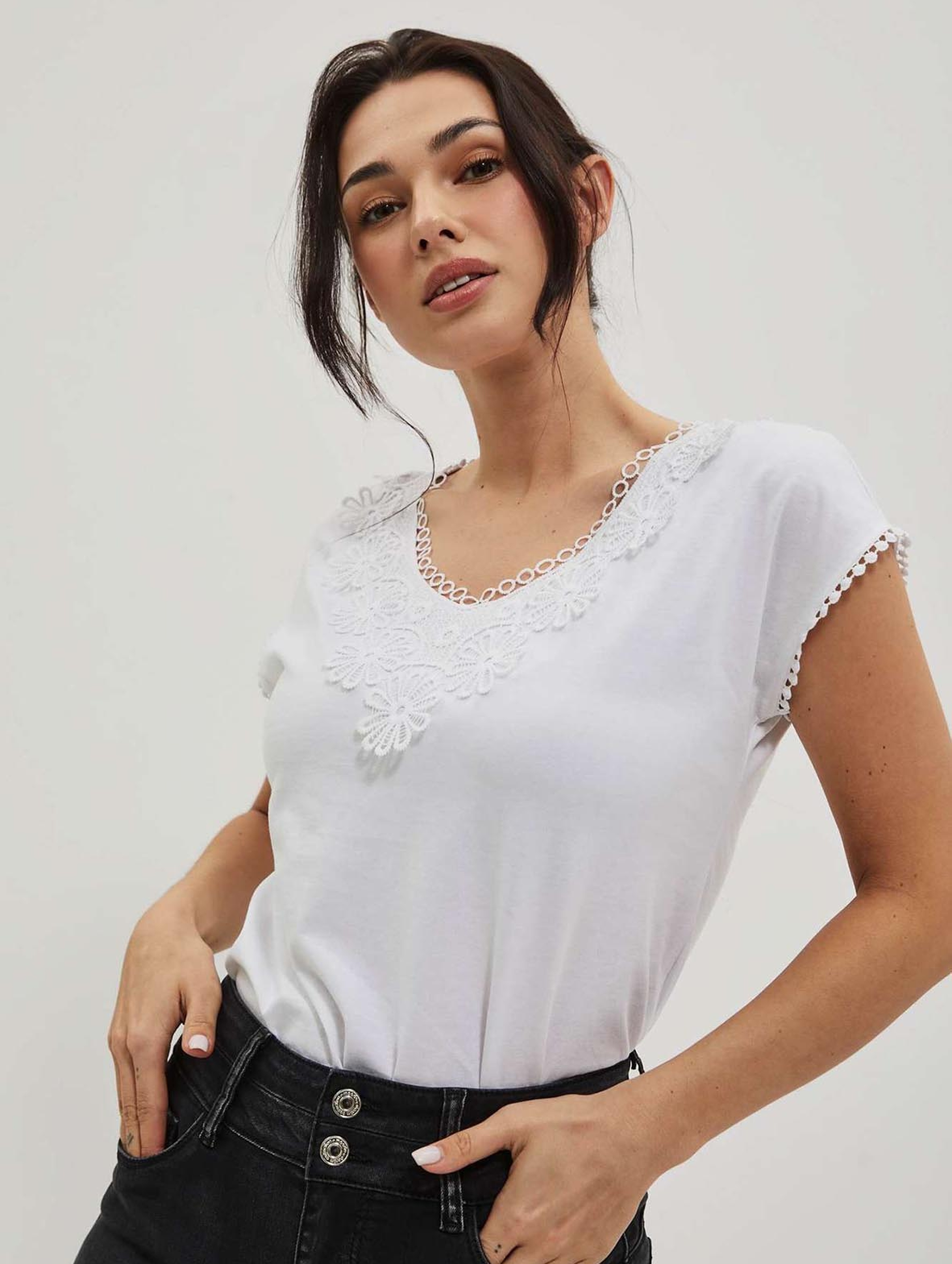 Biała bluzka damska z aplikacją przy dekolcie