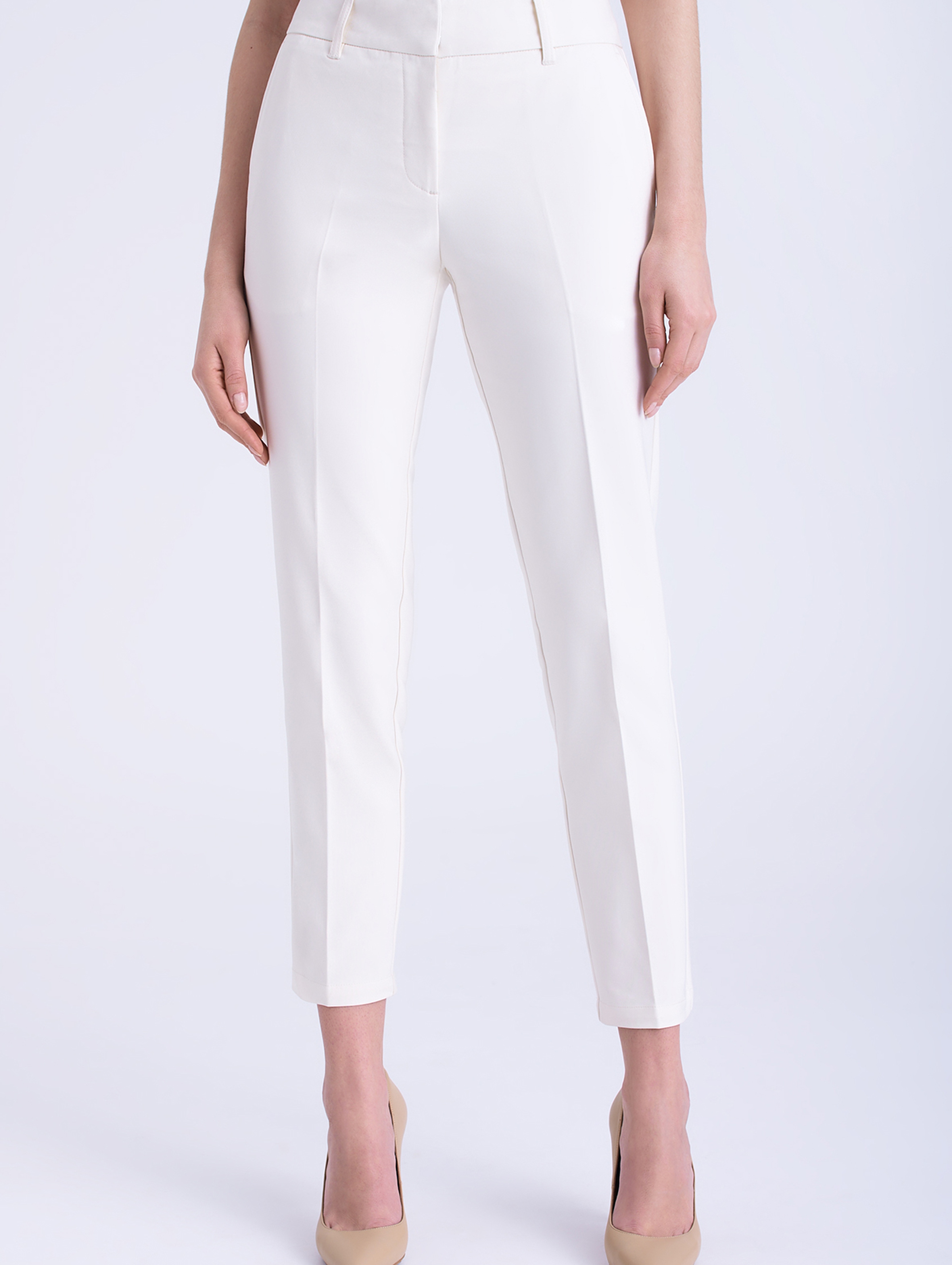 Eleganckie spodnie damskie z kantem - białe