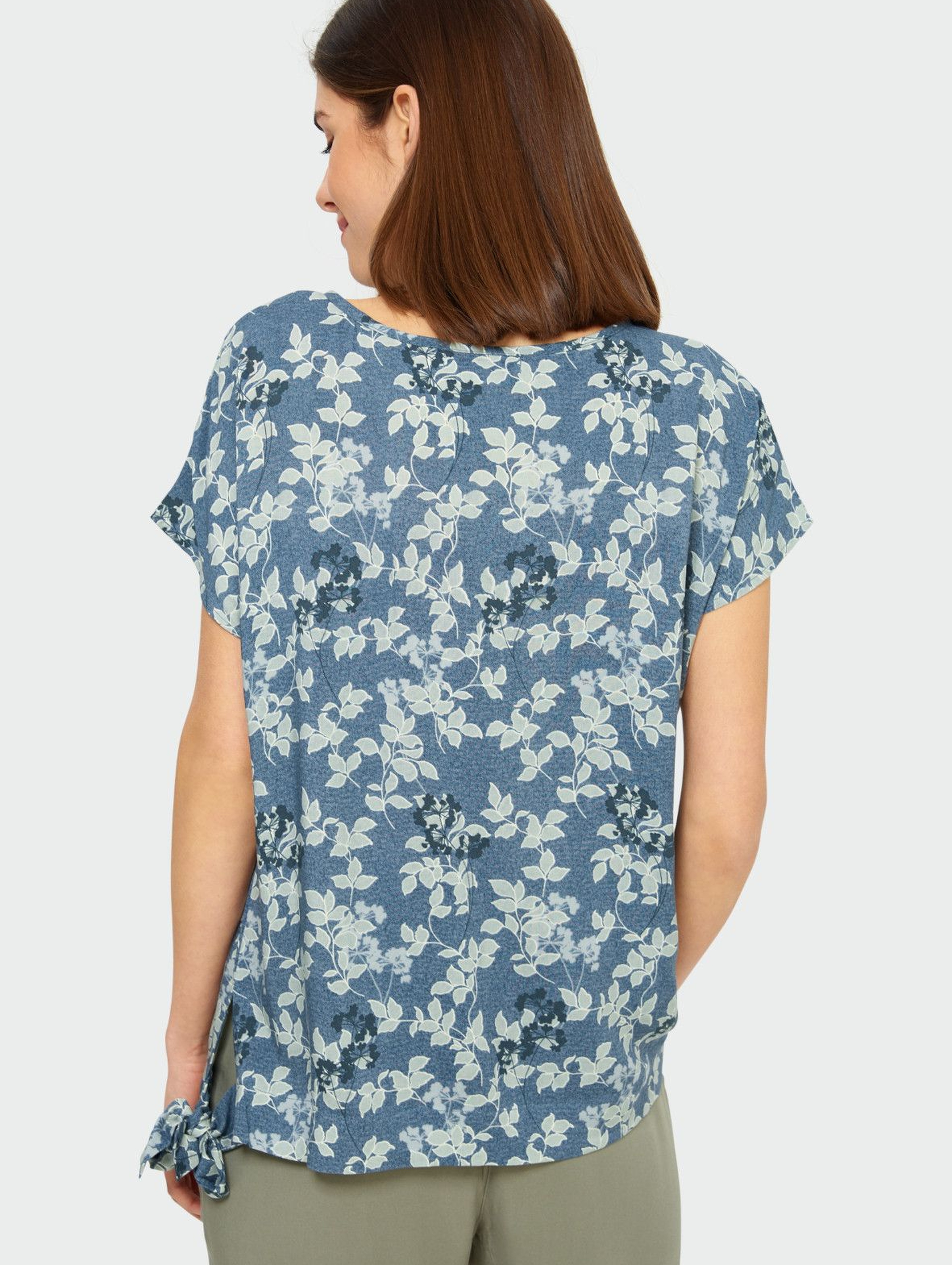 Niebieski T-shirt damski na krótki rękaw w kwiatki