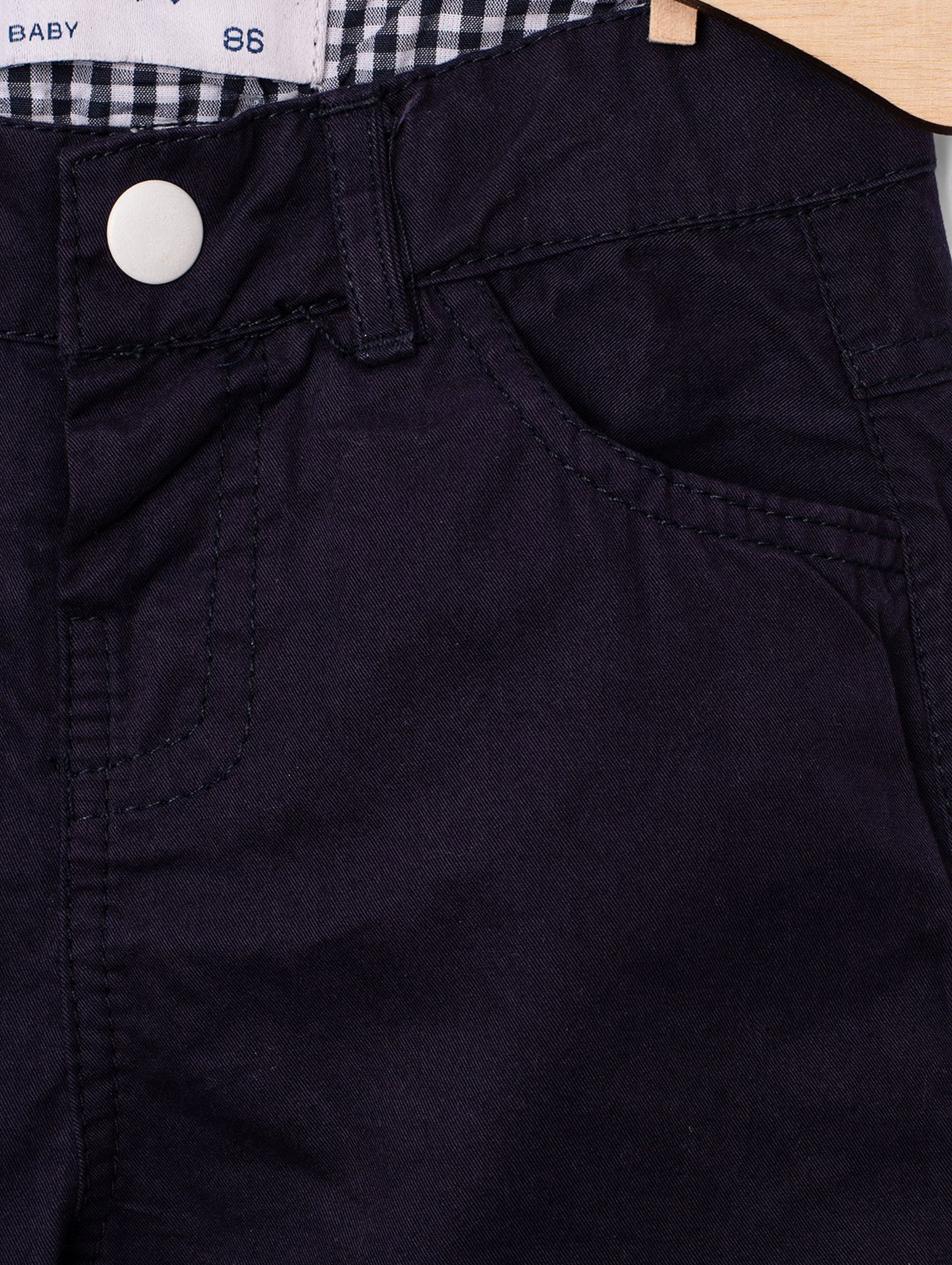 Granatowe spodnie dla niemowlaka z ozdobnymi mankietami