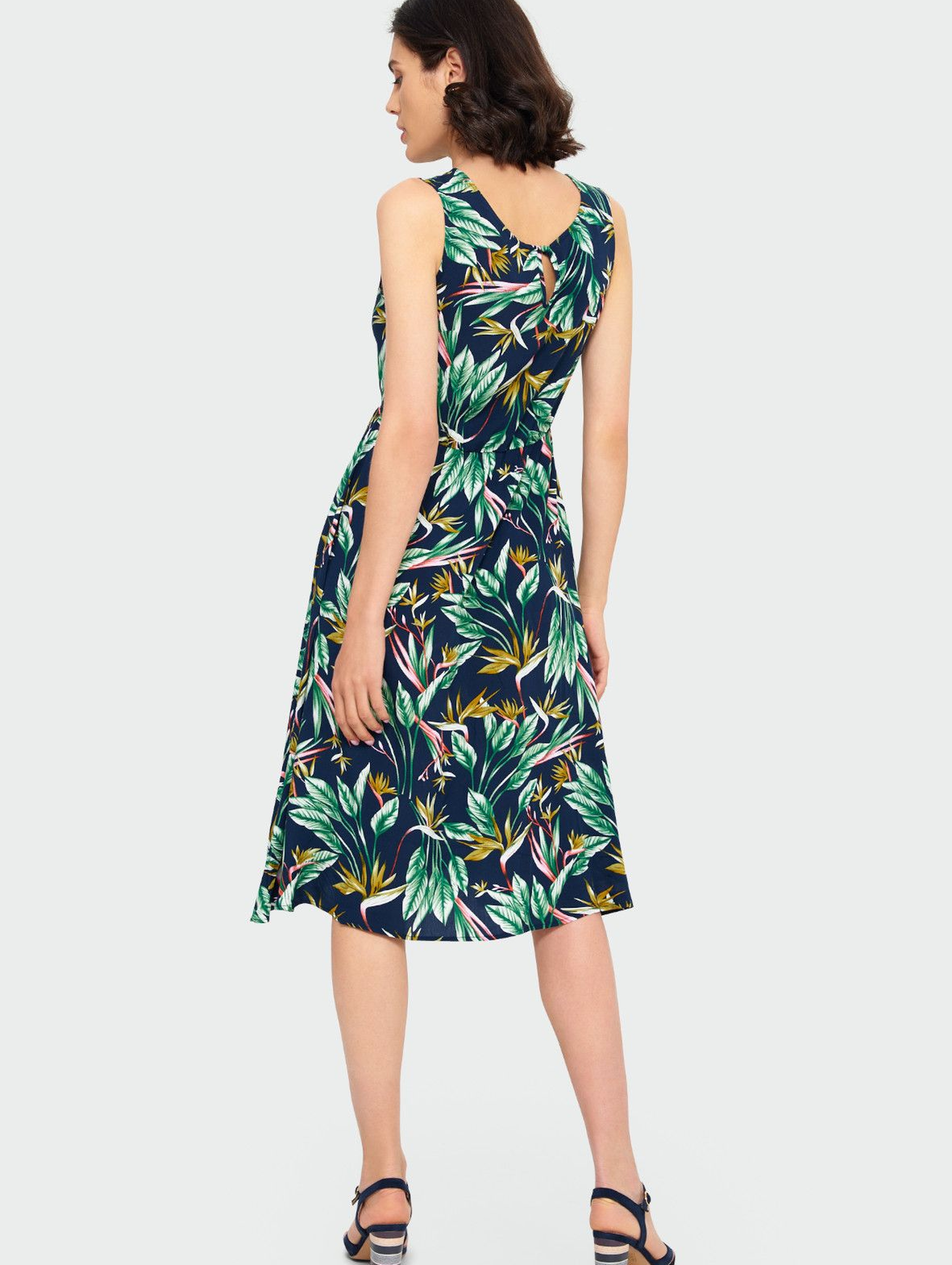 Wiskozowa sukienka z roślinnym nadrukiem podkreślona talia