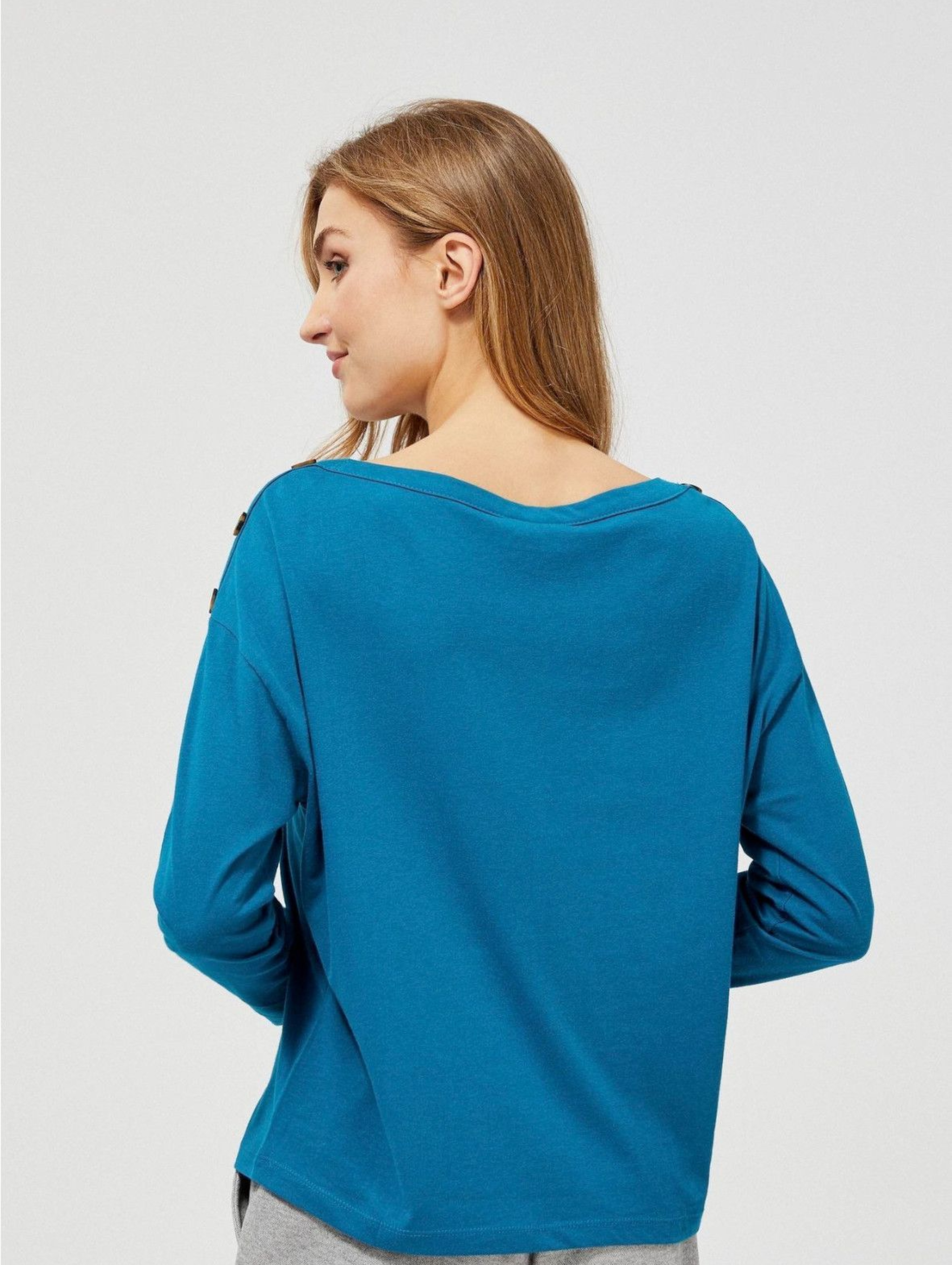 Niebieska bluzka damska z guzikami na ramionach