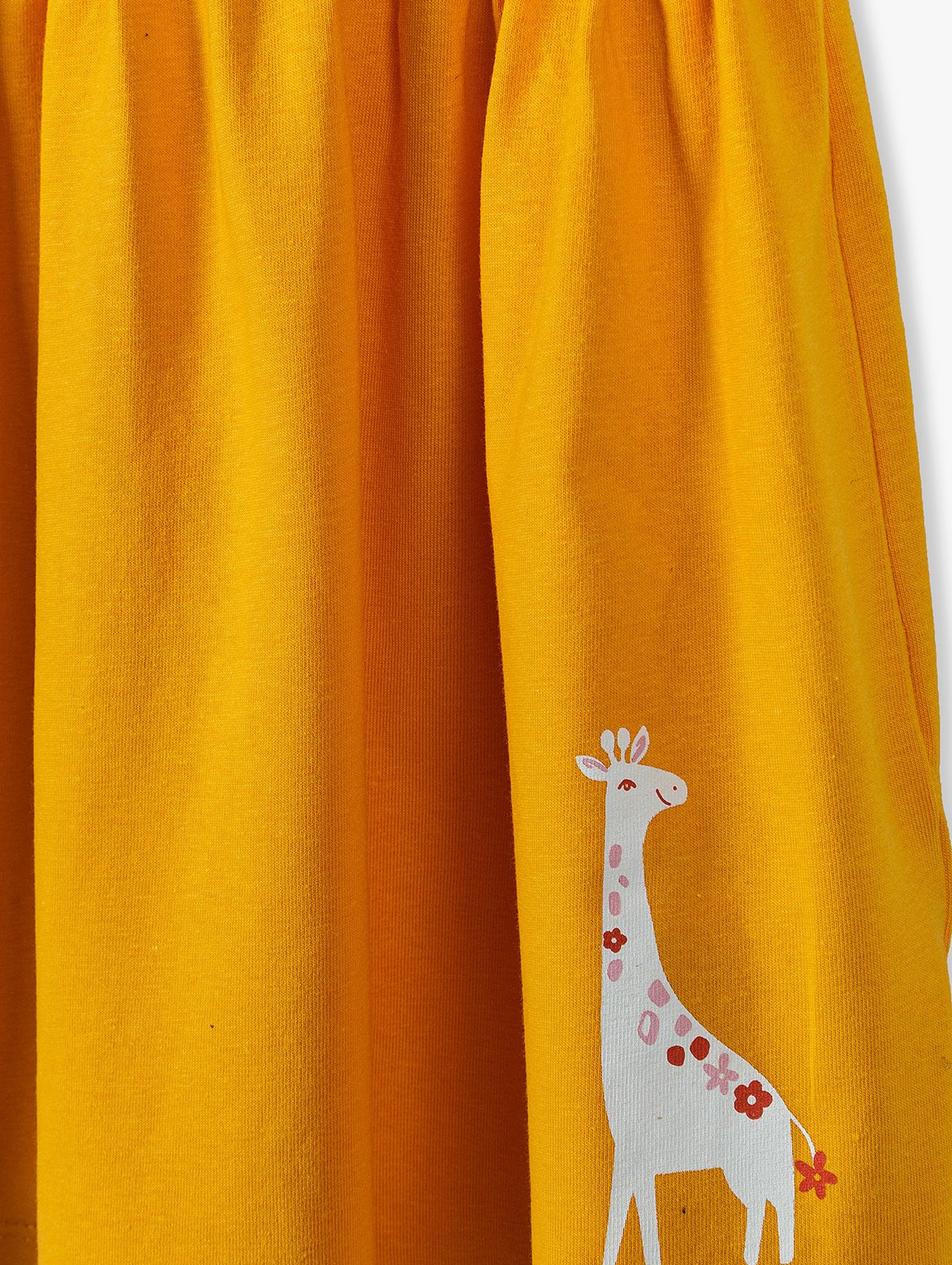 Pomarańczowa sukienka z falbanami i miękkim nadrukiem