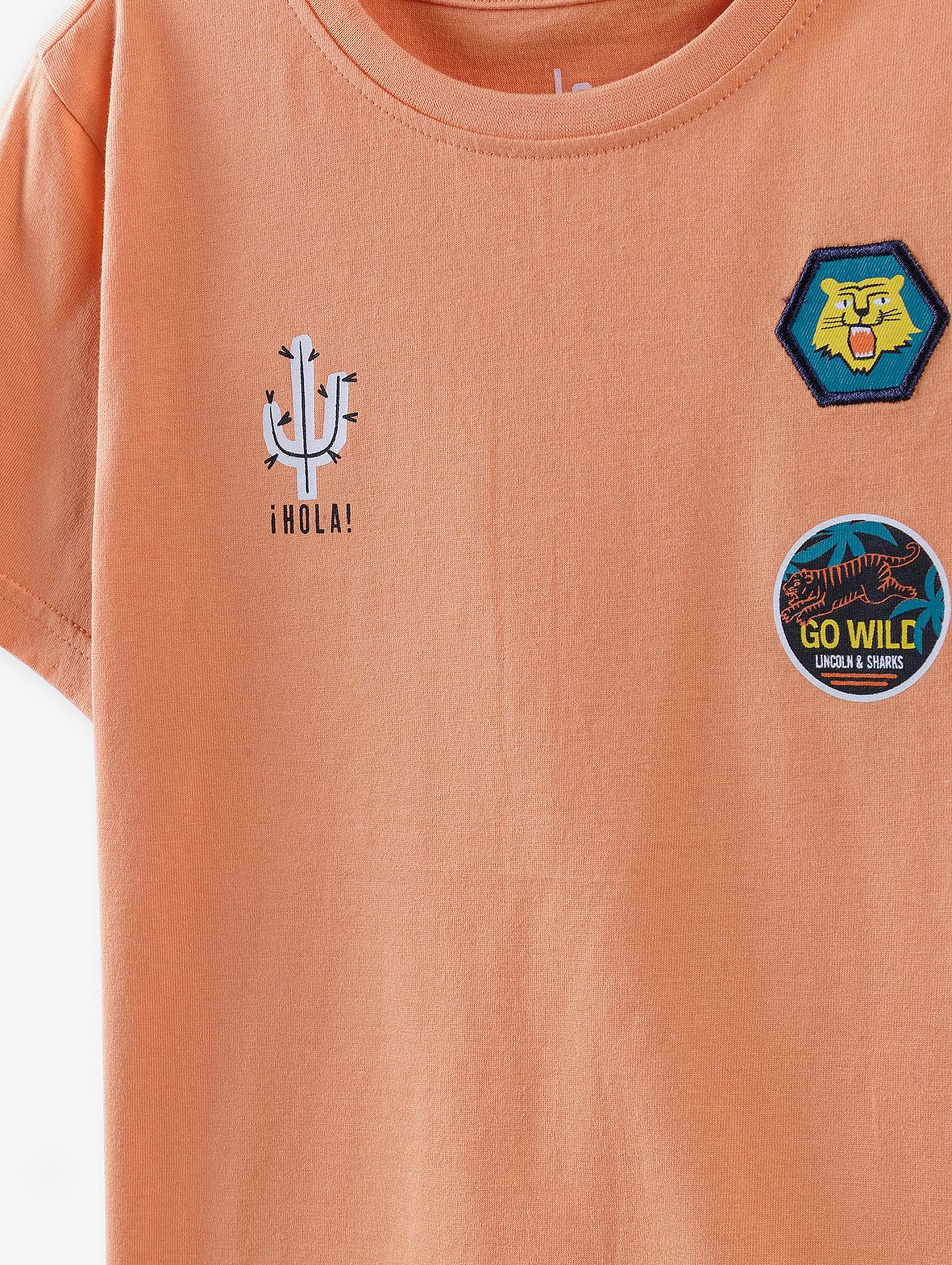 T-shirt chłopięcy pomarańczowy z ozdobnymi naszywkami