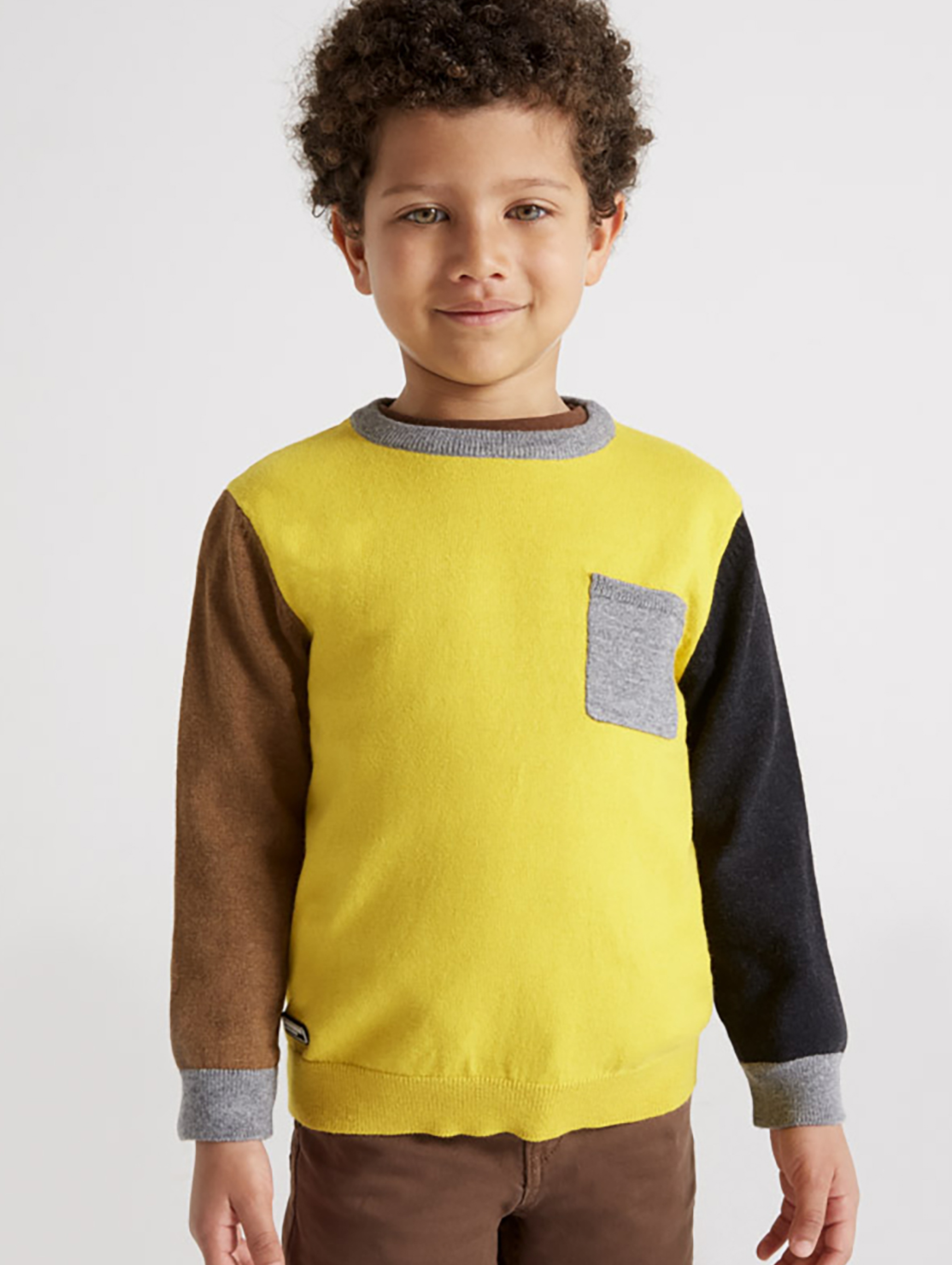 Kolorowy sweter chłopięcy z dzianiny