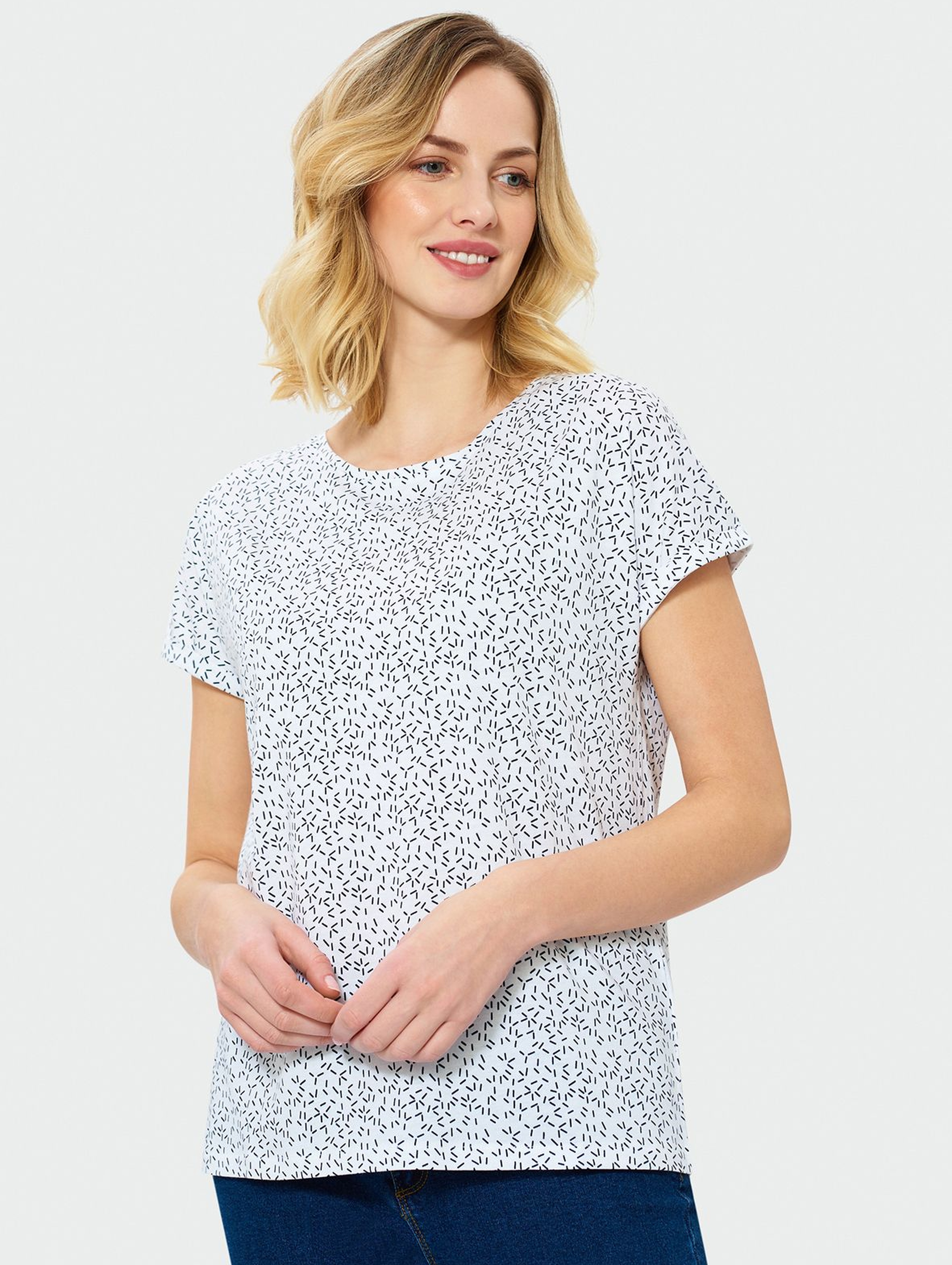 Biały t-shirt damski w geometryczny wzór z krótkim rękawem
