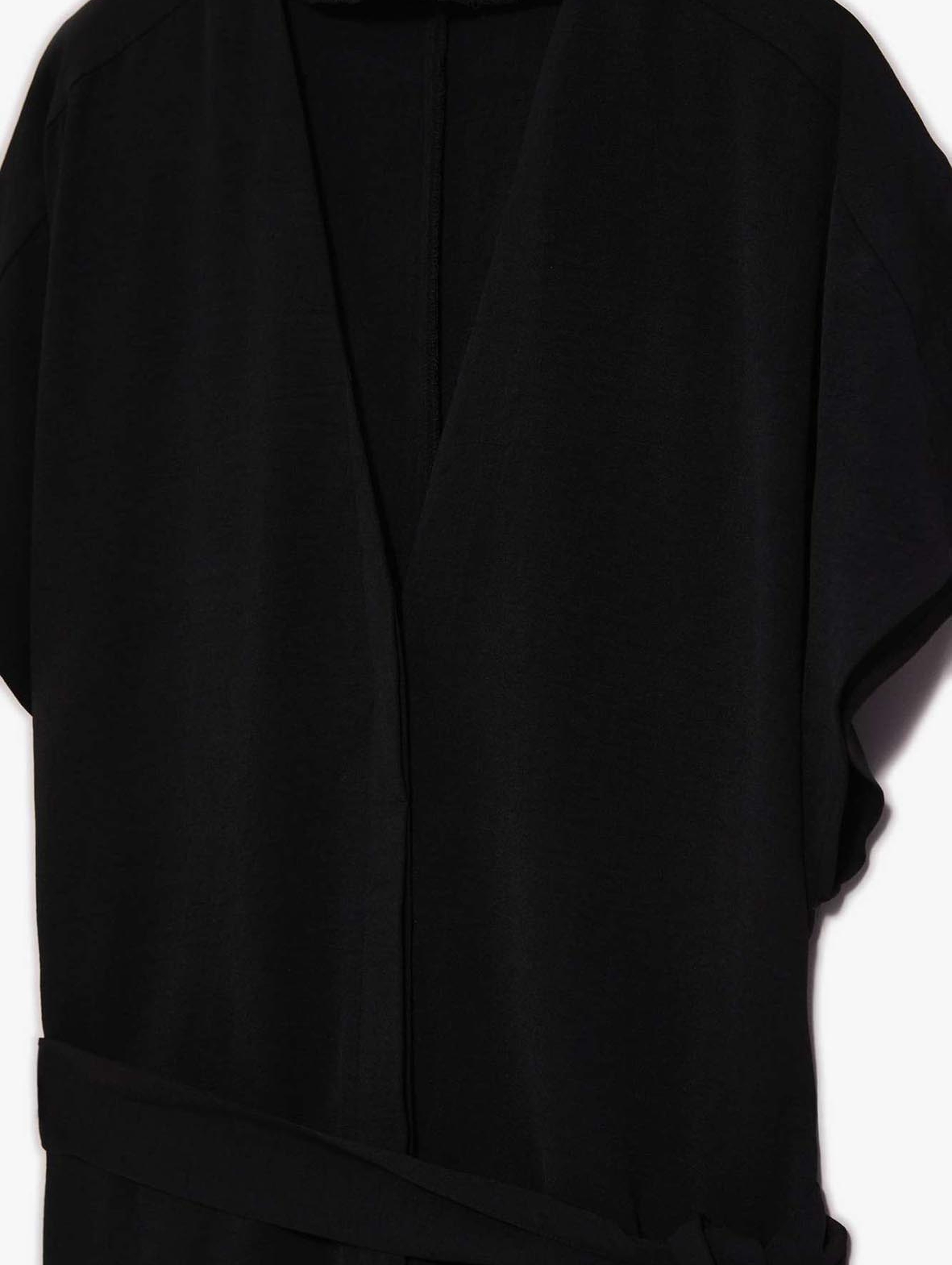 Czarna sukienka maxi z wiązaniem w talii