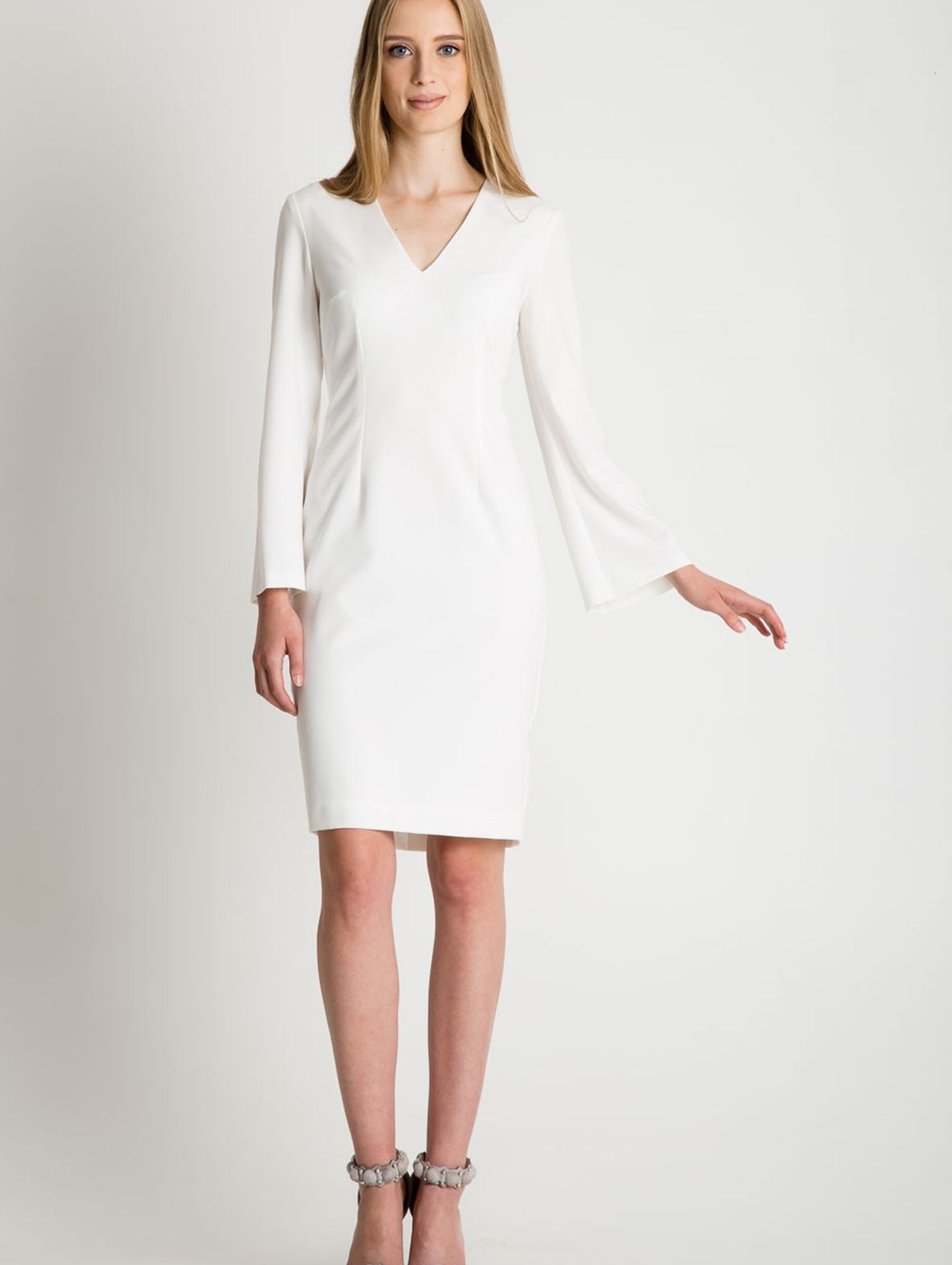 Biała sukienka w długim ozdobnym rękawem