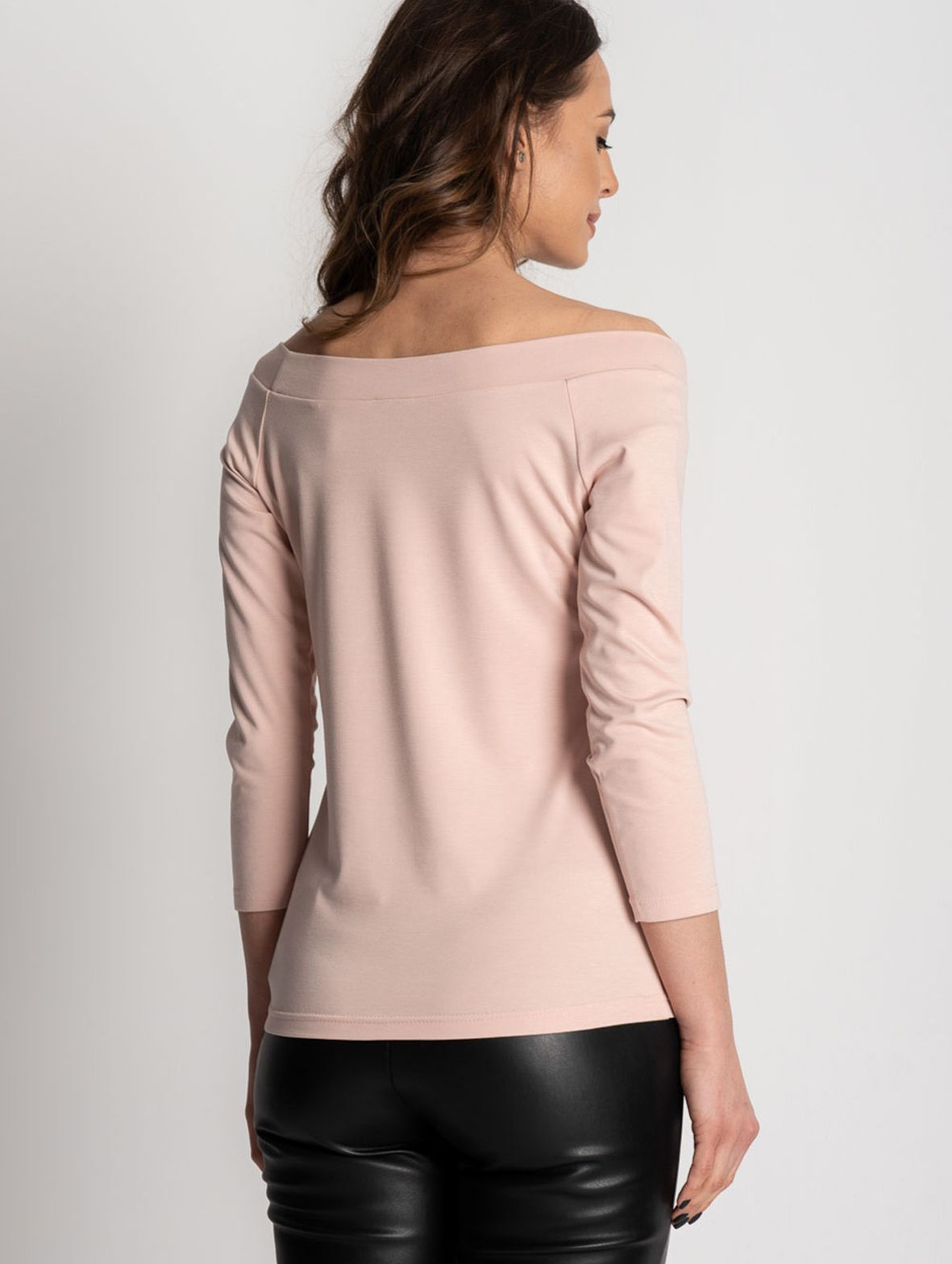 Różowa bluzka damska  z odkrytymi ramionami