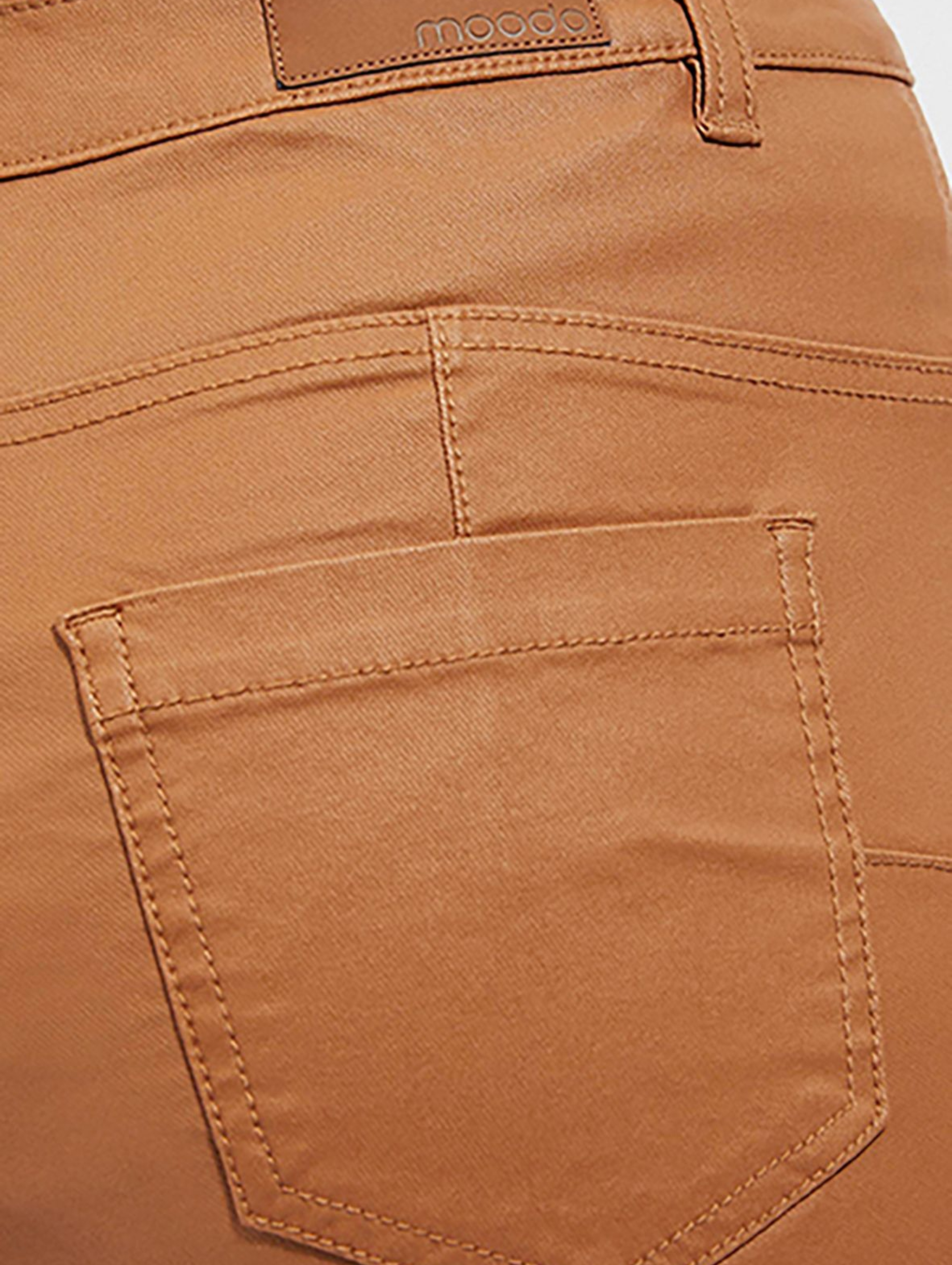 Karmelowe spodnie o dopasowanym kroju
