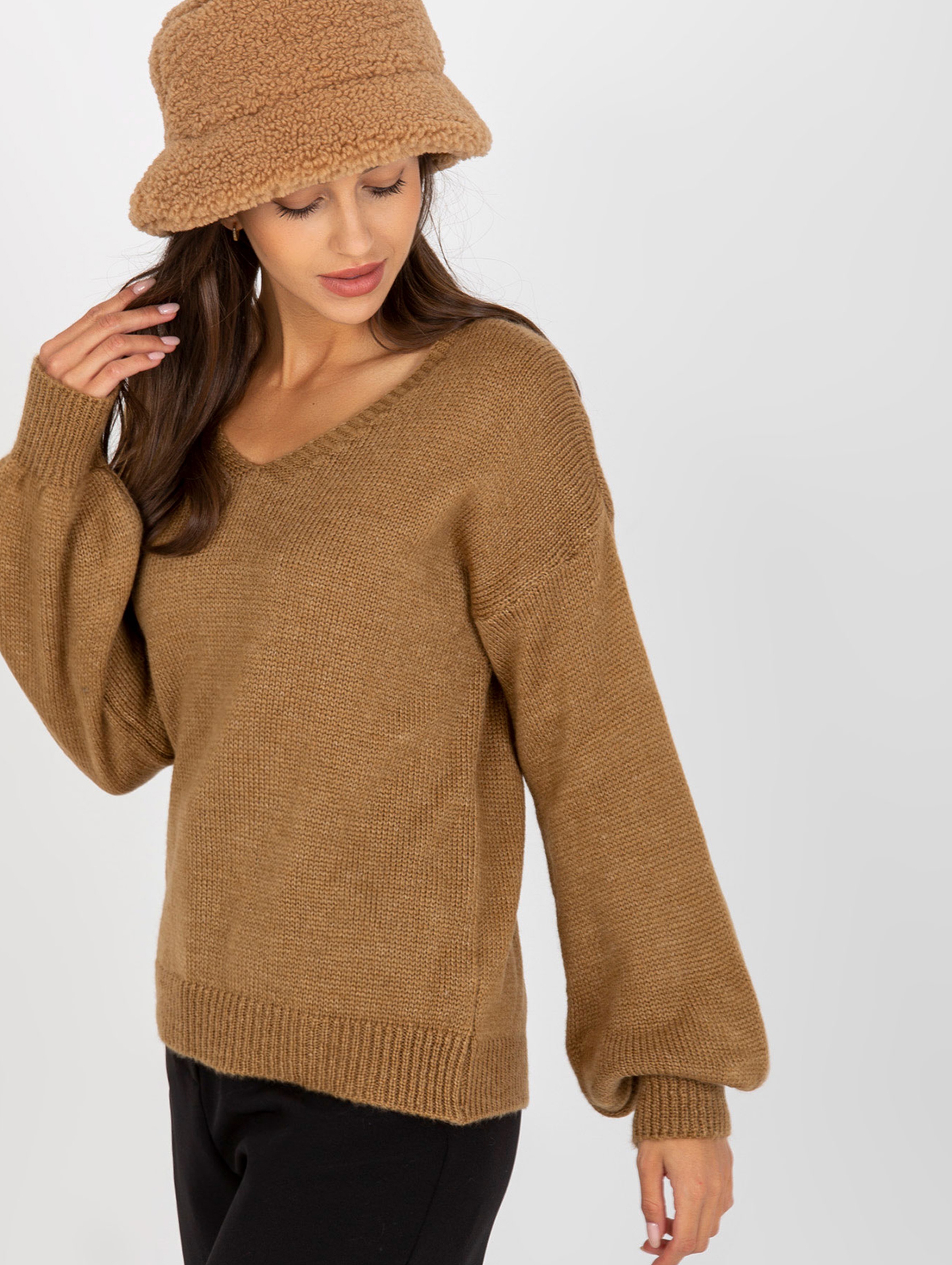 Camelowy cienki sweter klasyczny z dekoltem w serek OCH BELLA
