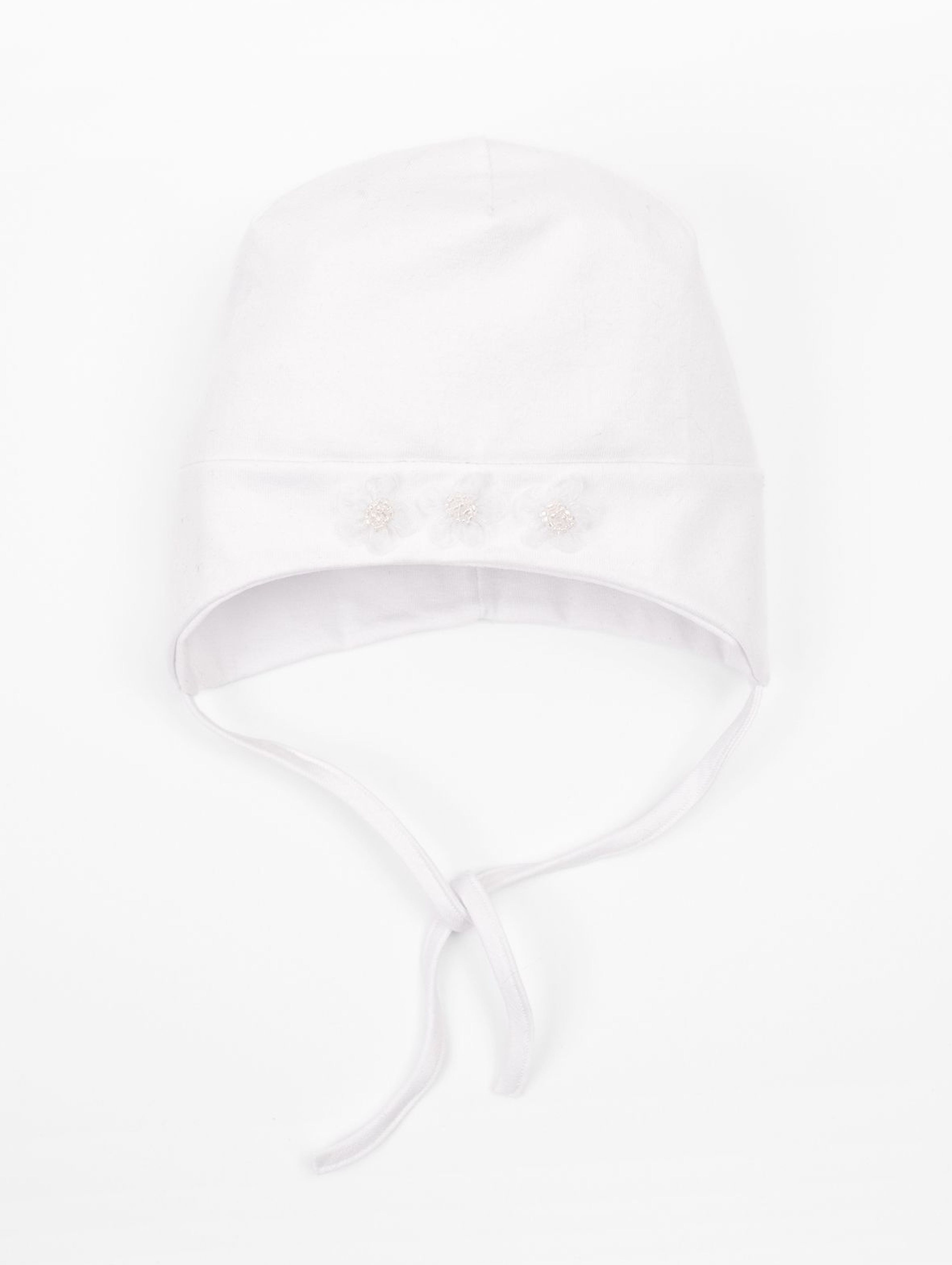 Biała wiązana pod szyją czapka dla niemowlaka