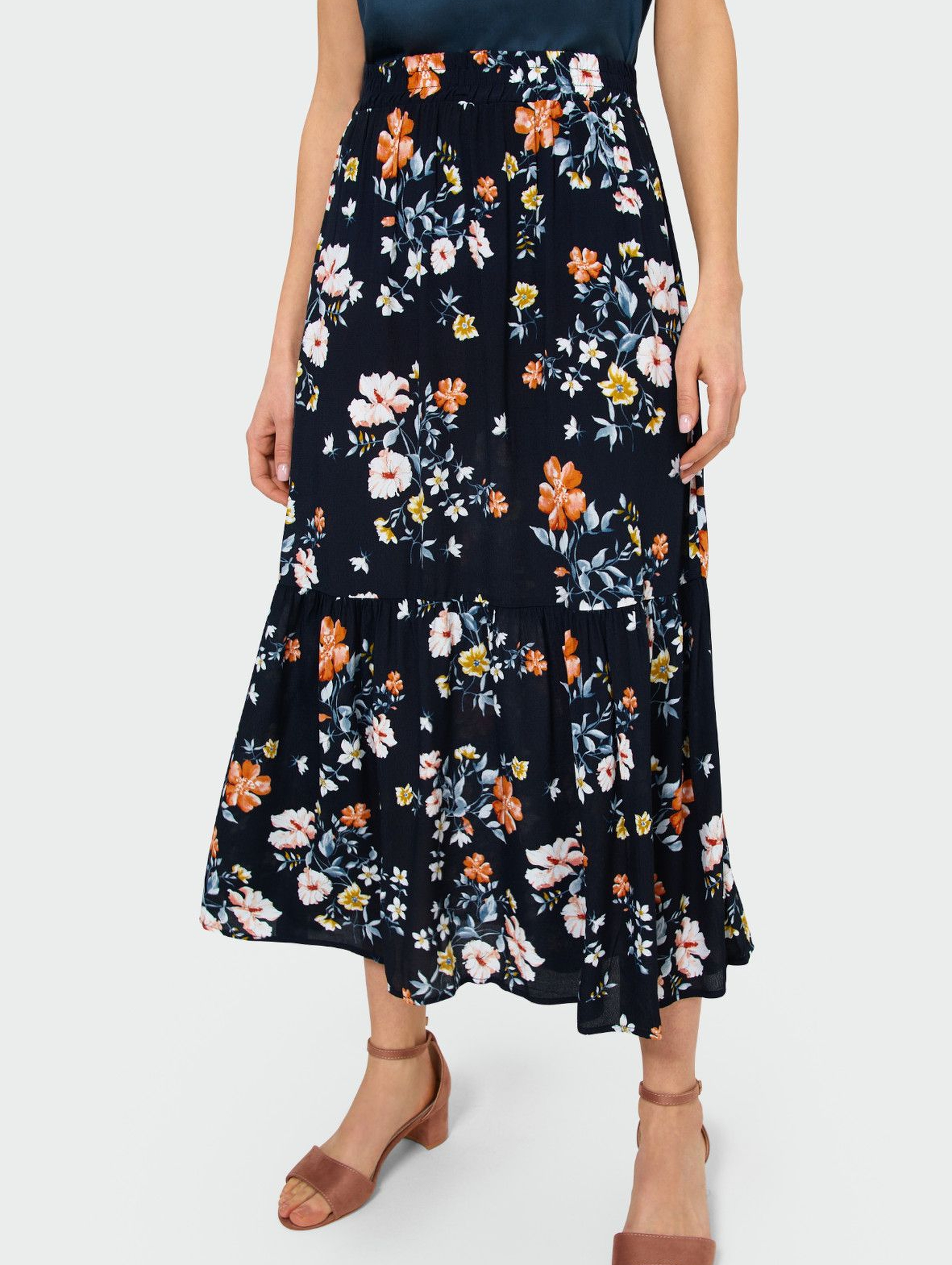 Czarna wiskozowa spódnica w kwiaty , z falbaną