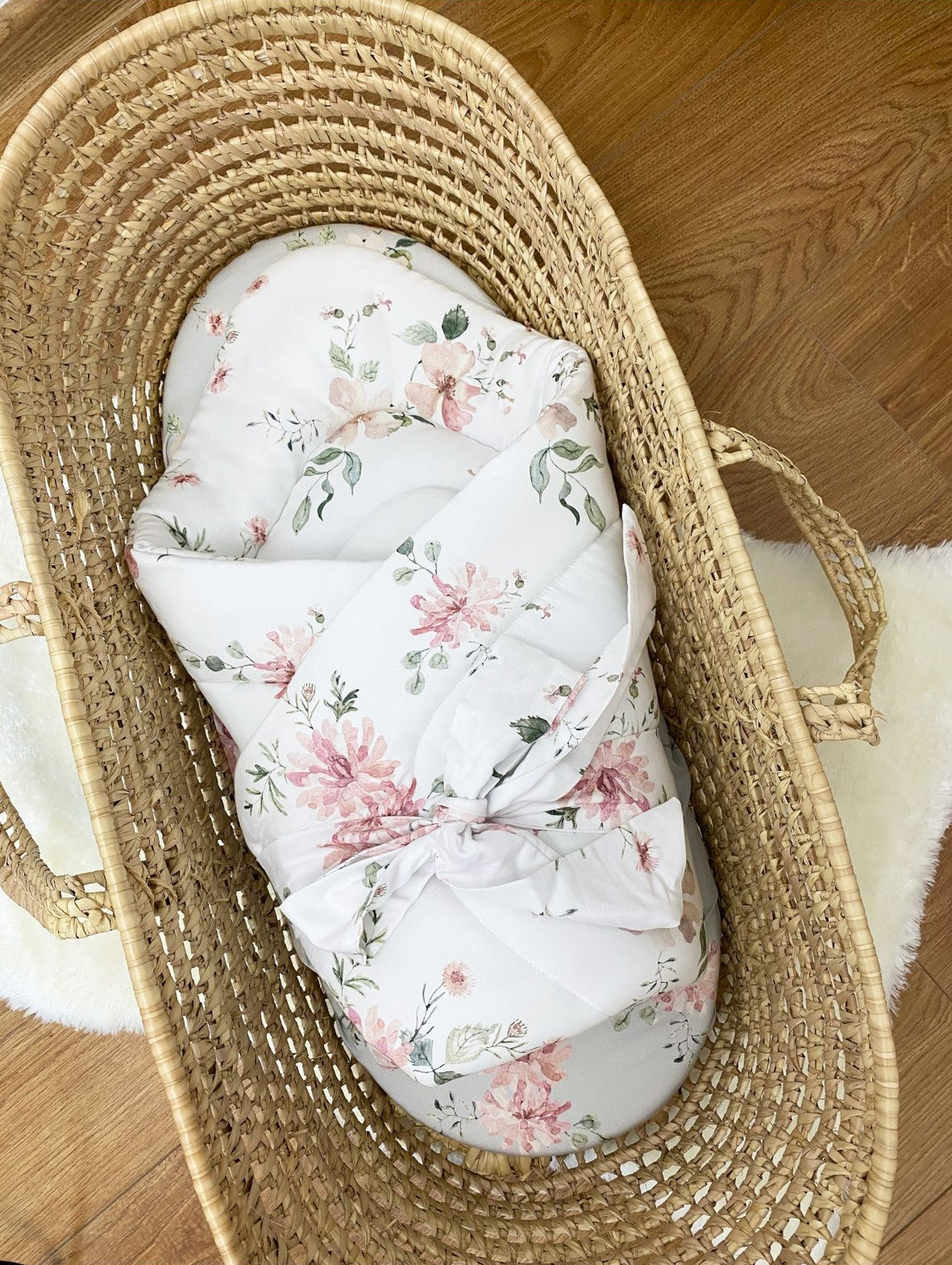 Dwustronny rożek niemowlęcy wykonany z wysokiej jakości bawełny- kwiaty