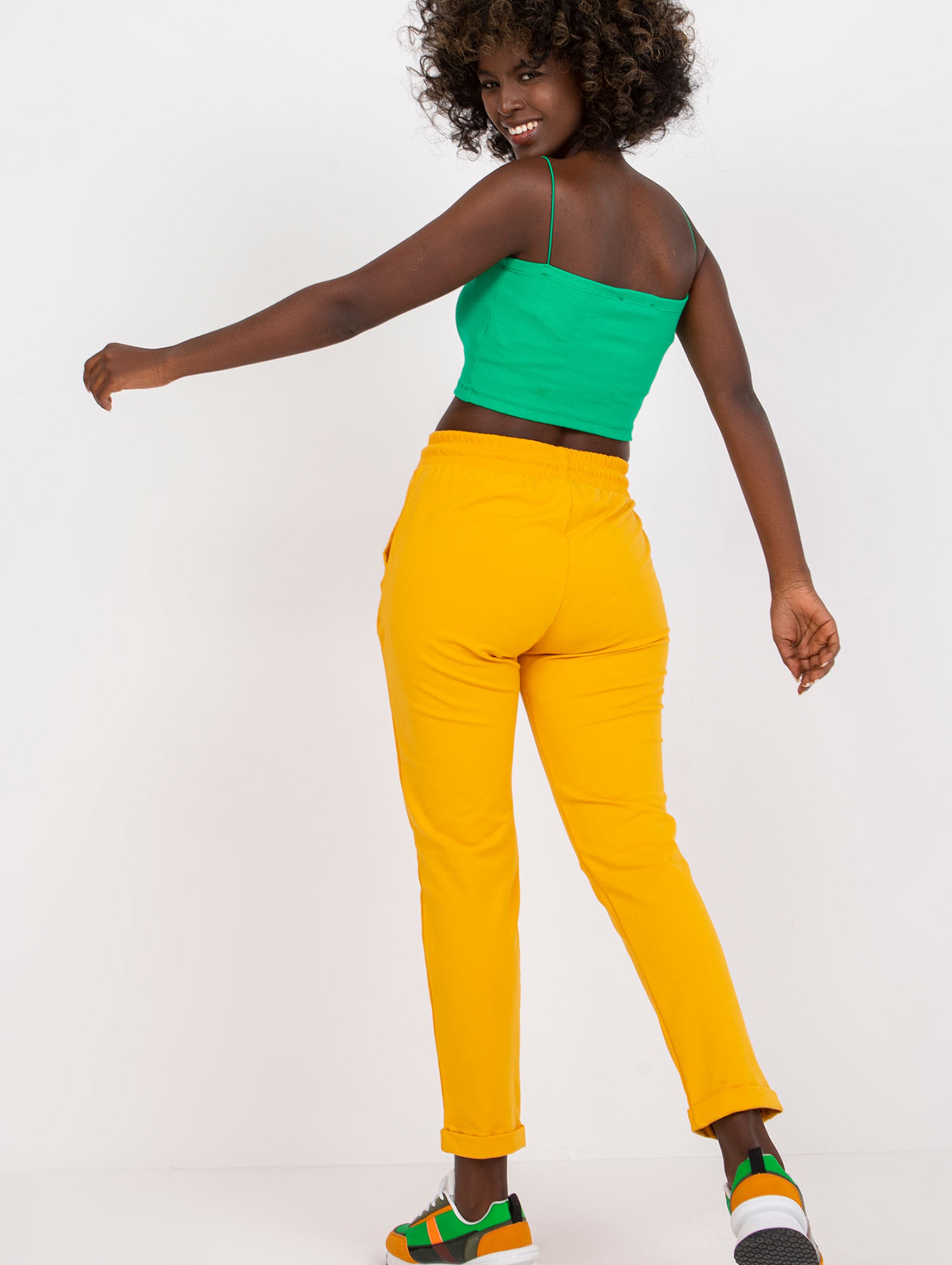 Jasnopomarańczowe spodnie dresowe basic z kieszeniami