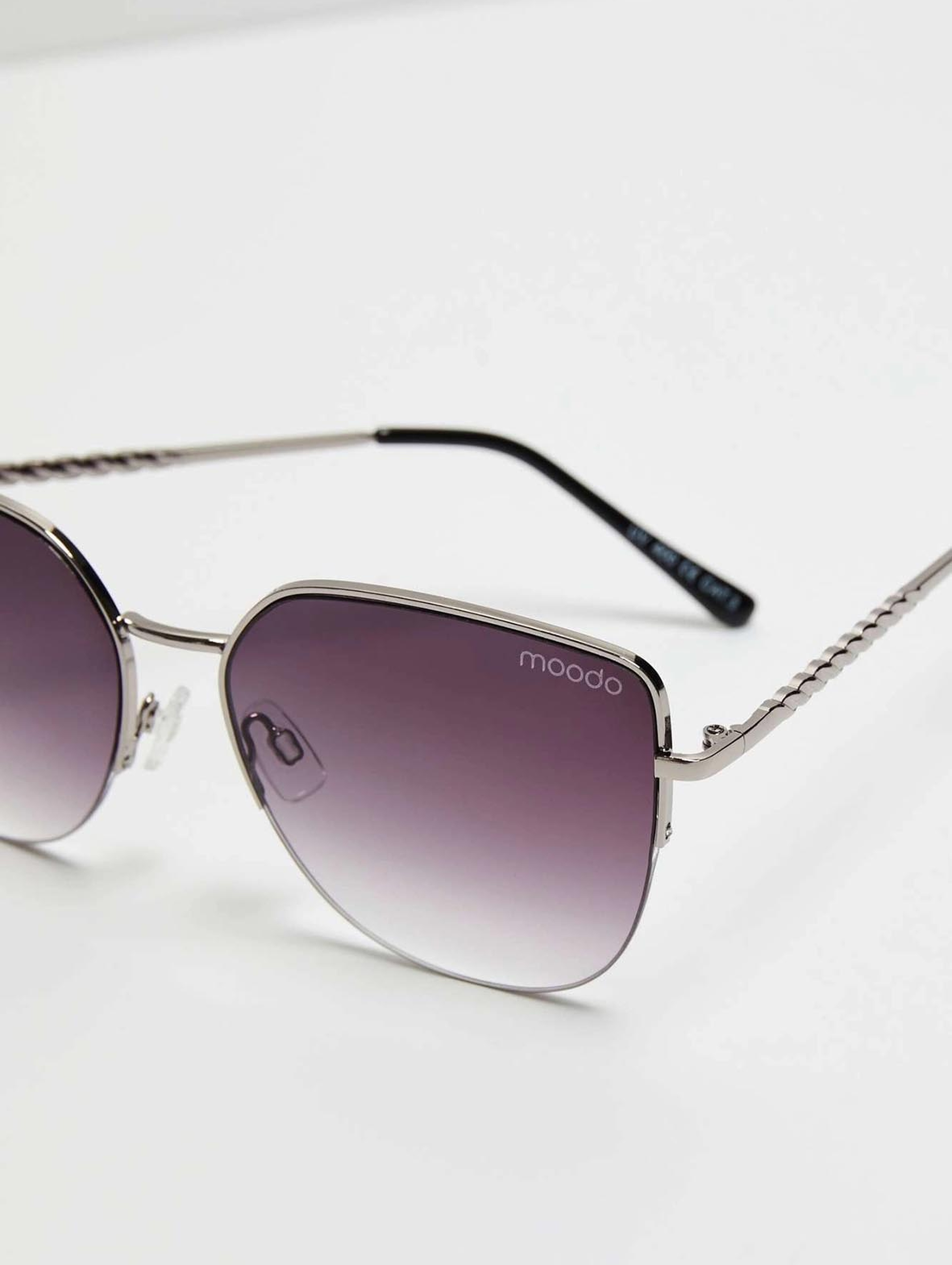 Okulary przeciwsłoneczne z metalowymi oprawkami