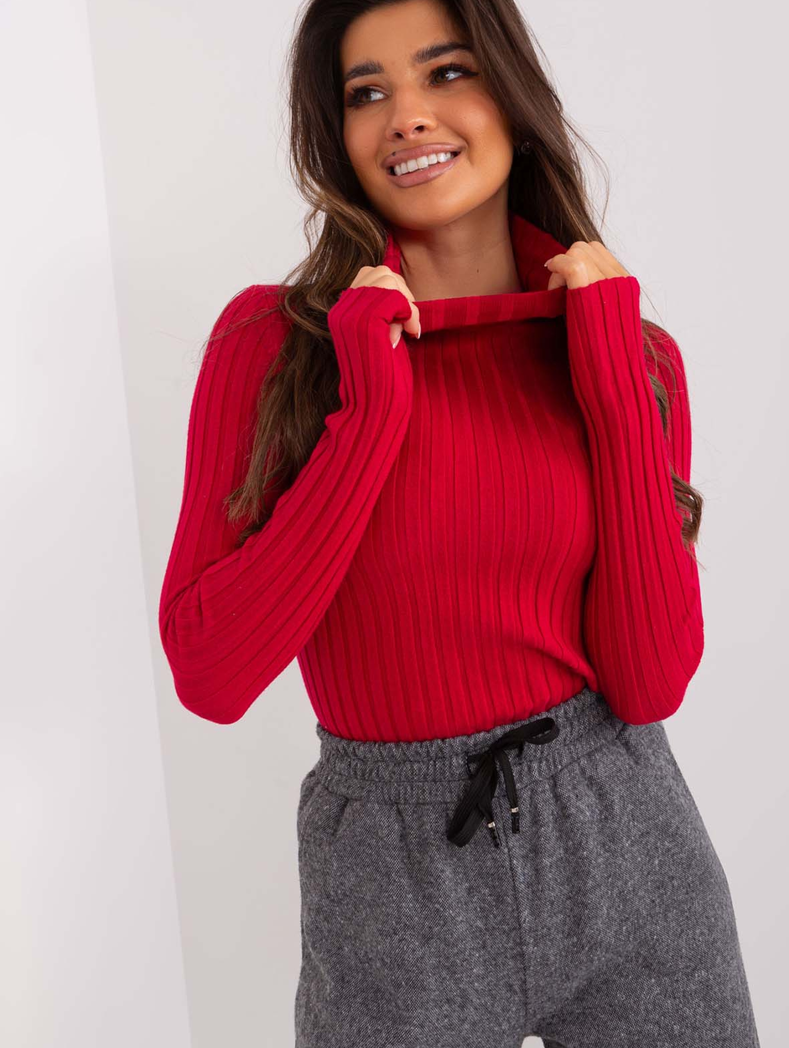 Czerwony dopasowany sweter damski prążkowany z golfem