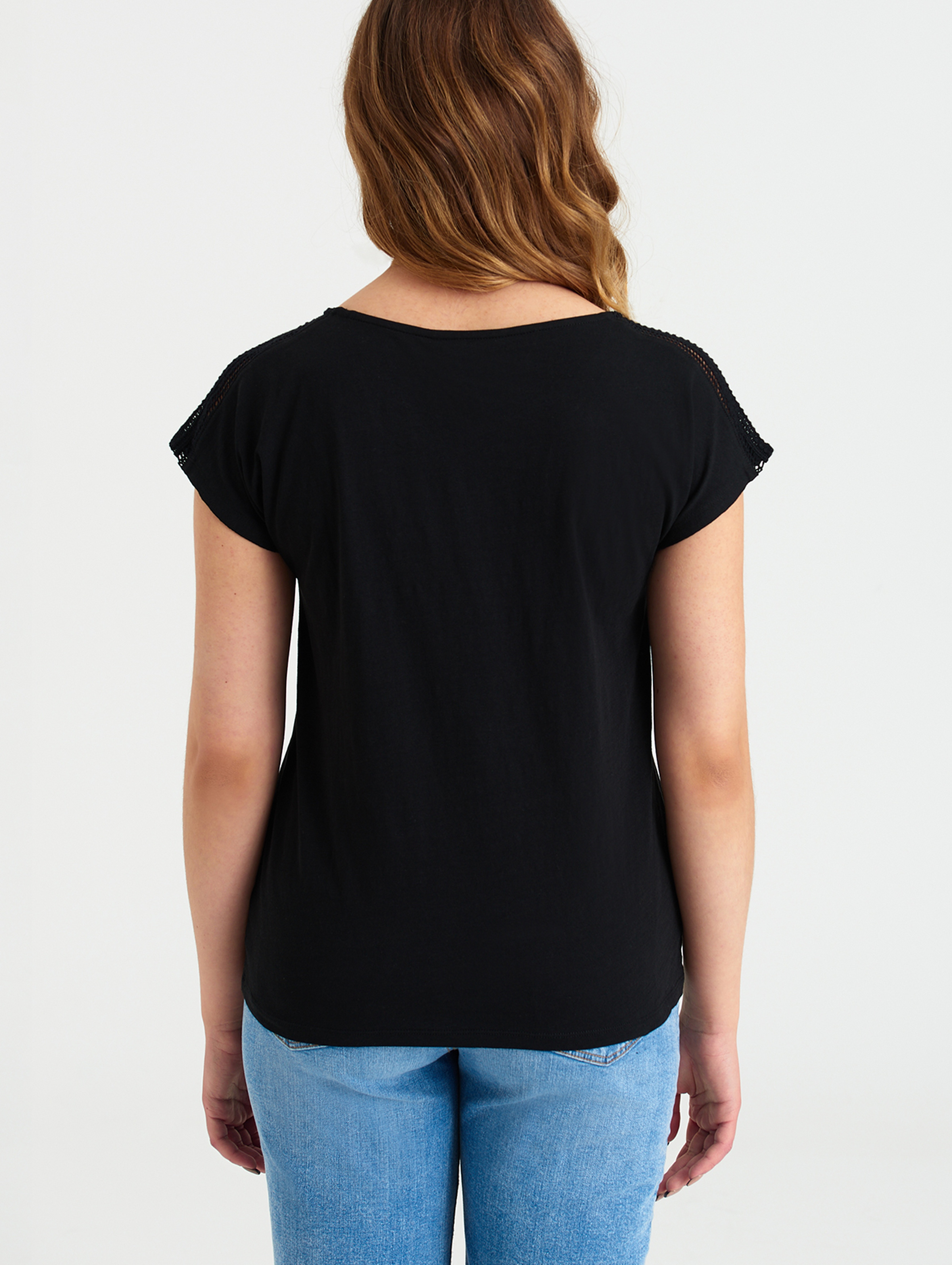 T-shirt damski ze zdobieniami na rękawach czarny