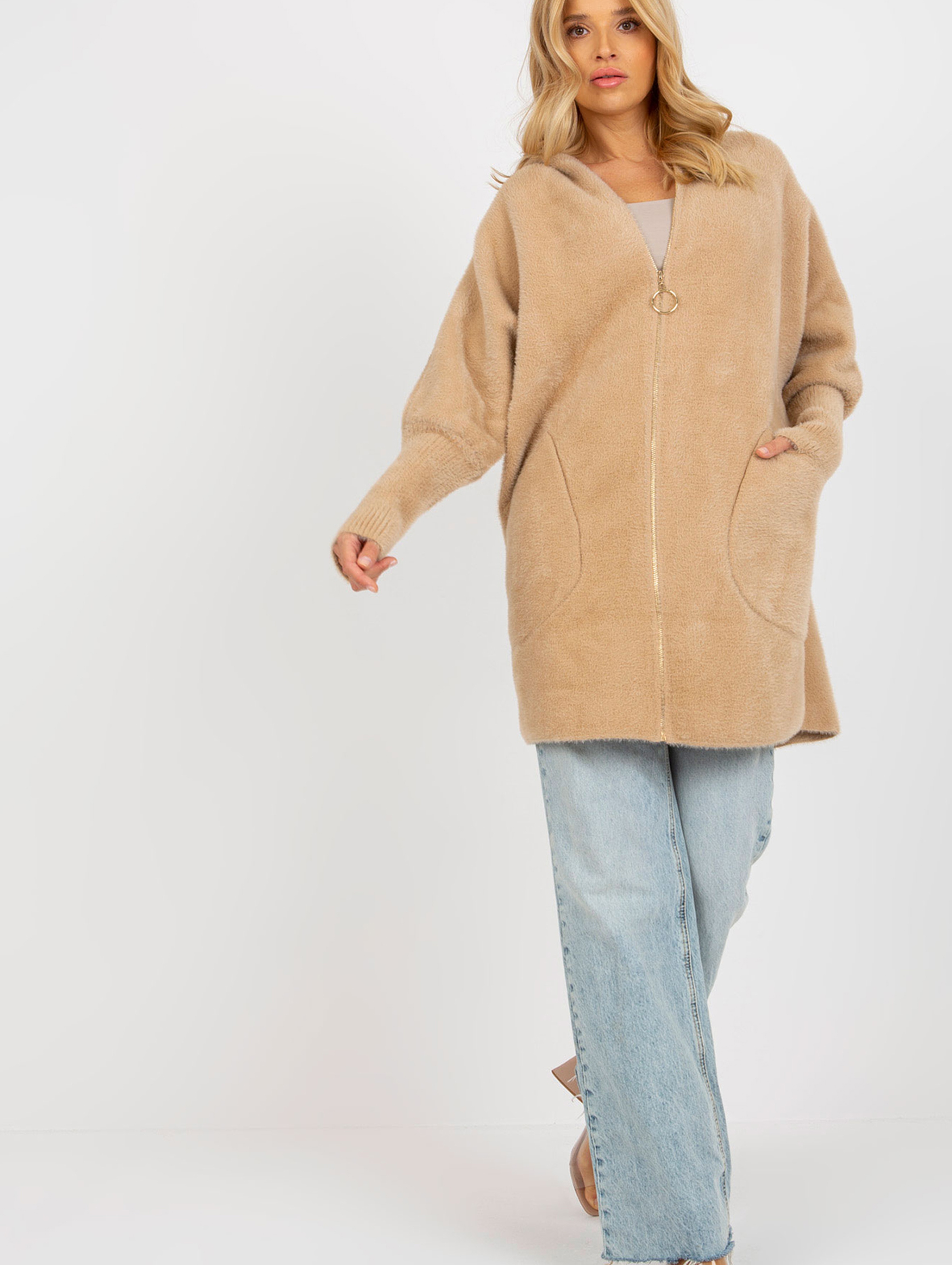 Camelowy damski płaszcz alpaka z kieszeniami