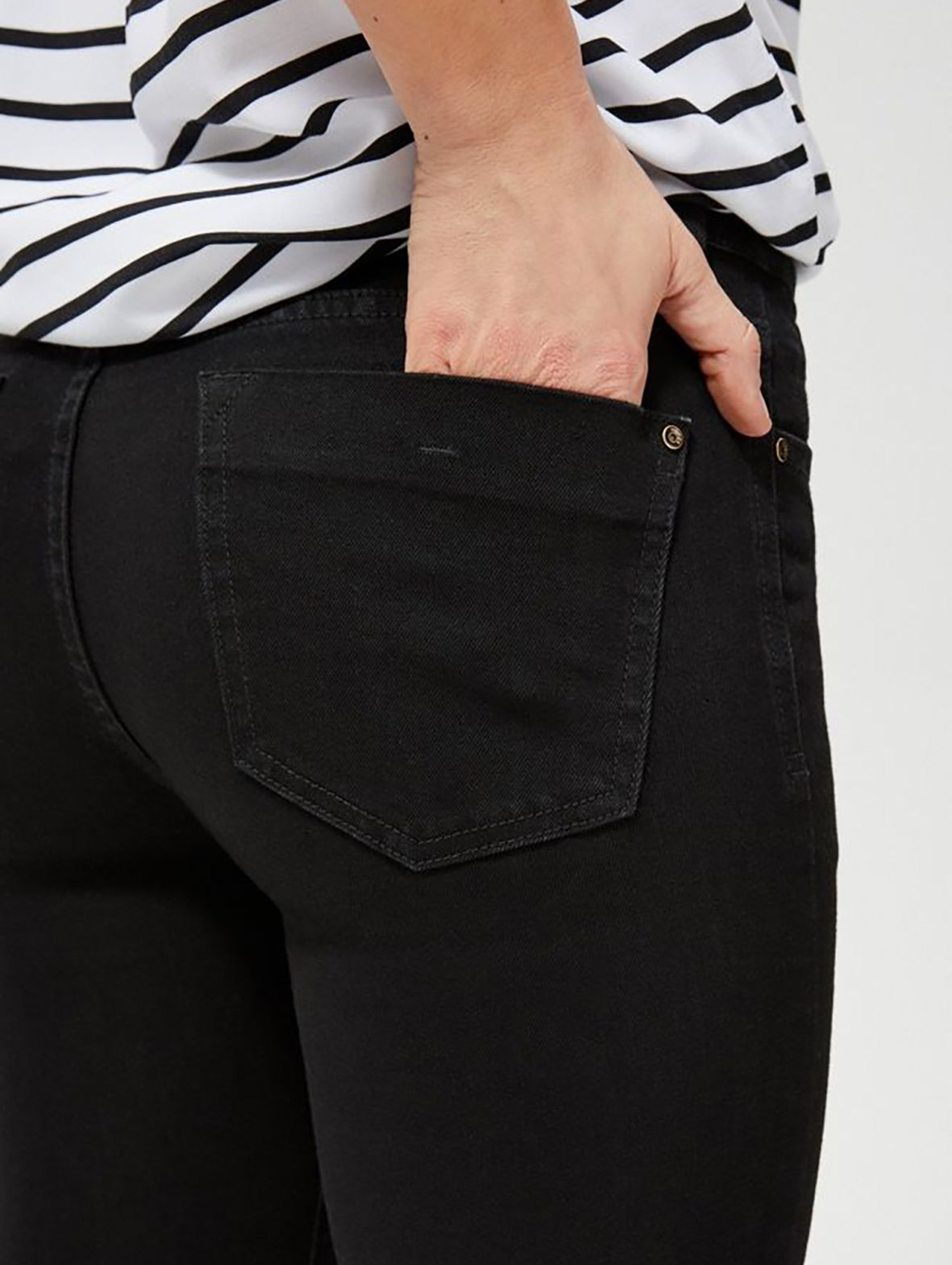 Czarne jeansy z dopasowanymi nogawkami i wysokim stanem- slim