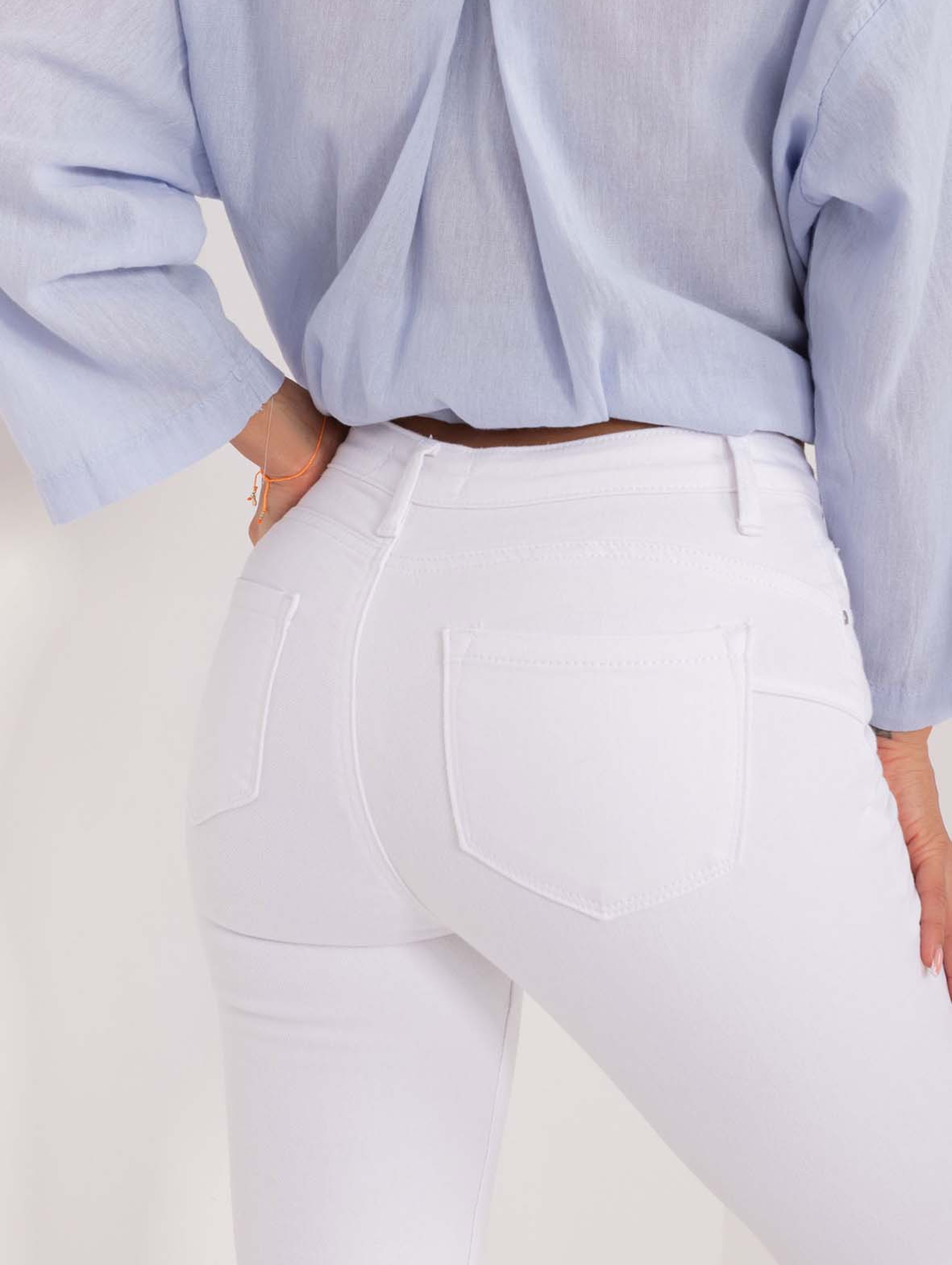 Gładkie białe spodnie jeansowe damskie