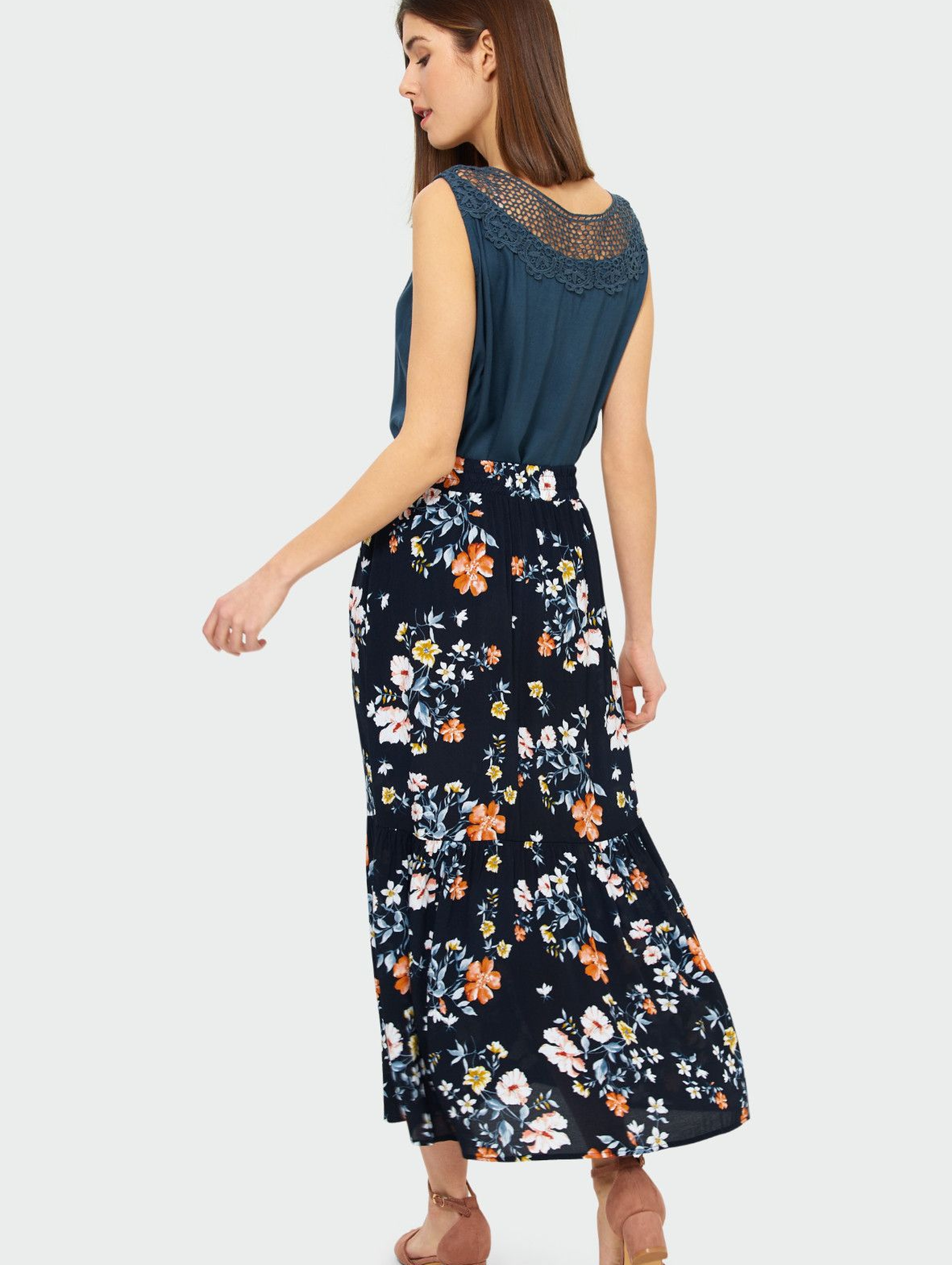 Czarna wiskozowa spódnica w kwiaty , z falbaną