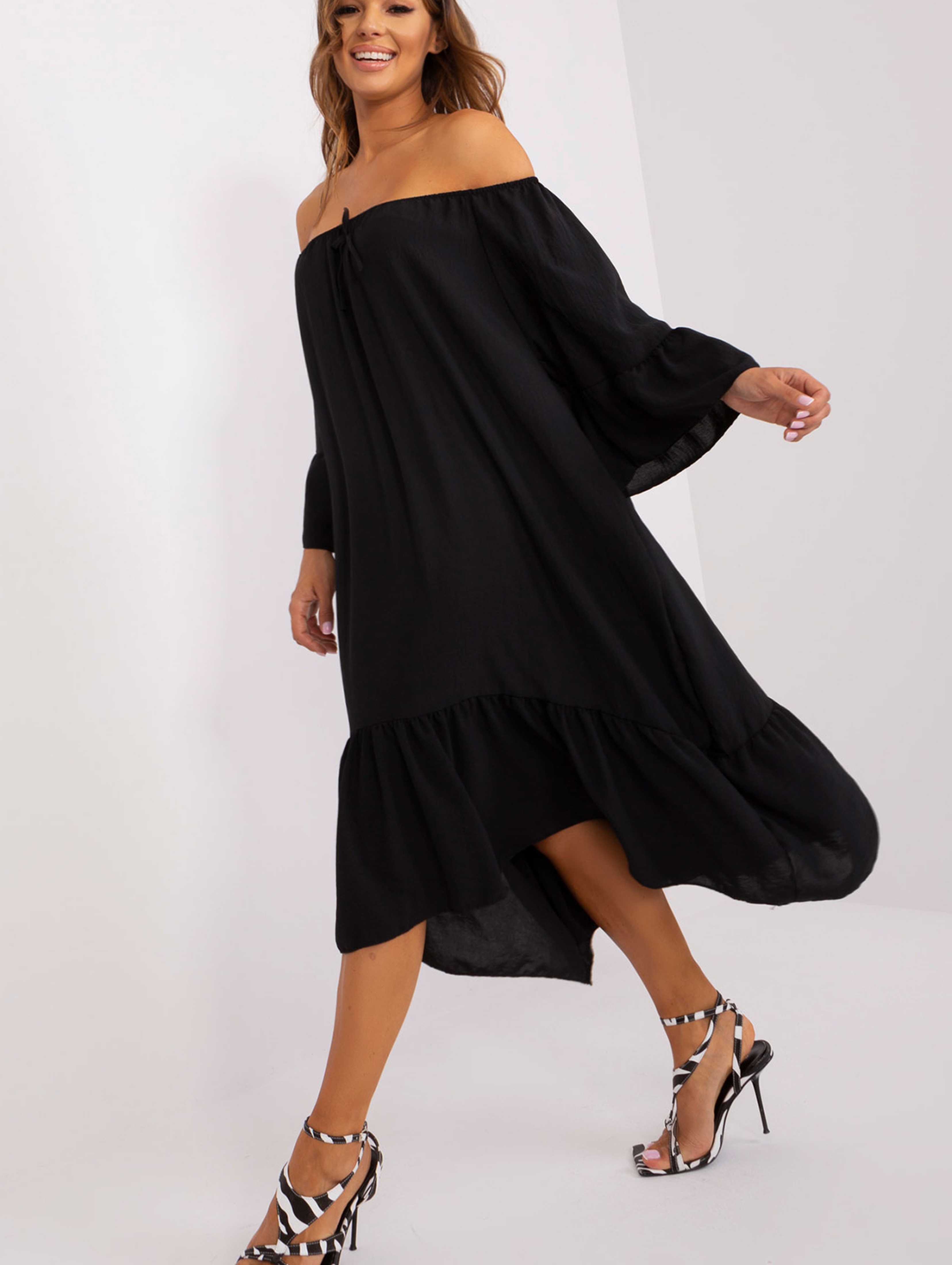 Czarna sukienka z falbaną i szerokim rękawem