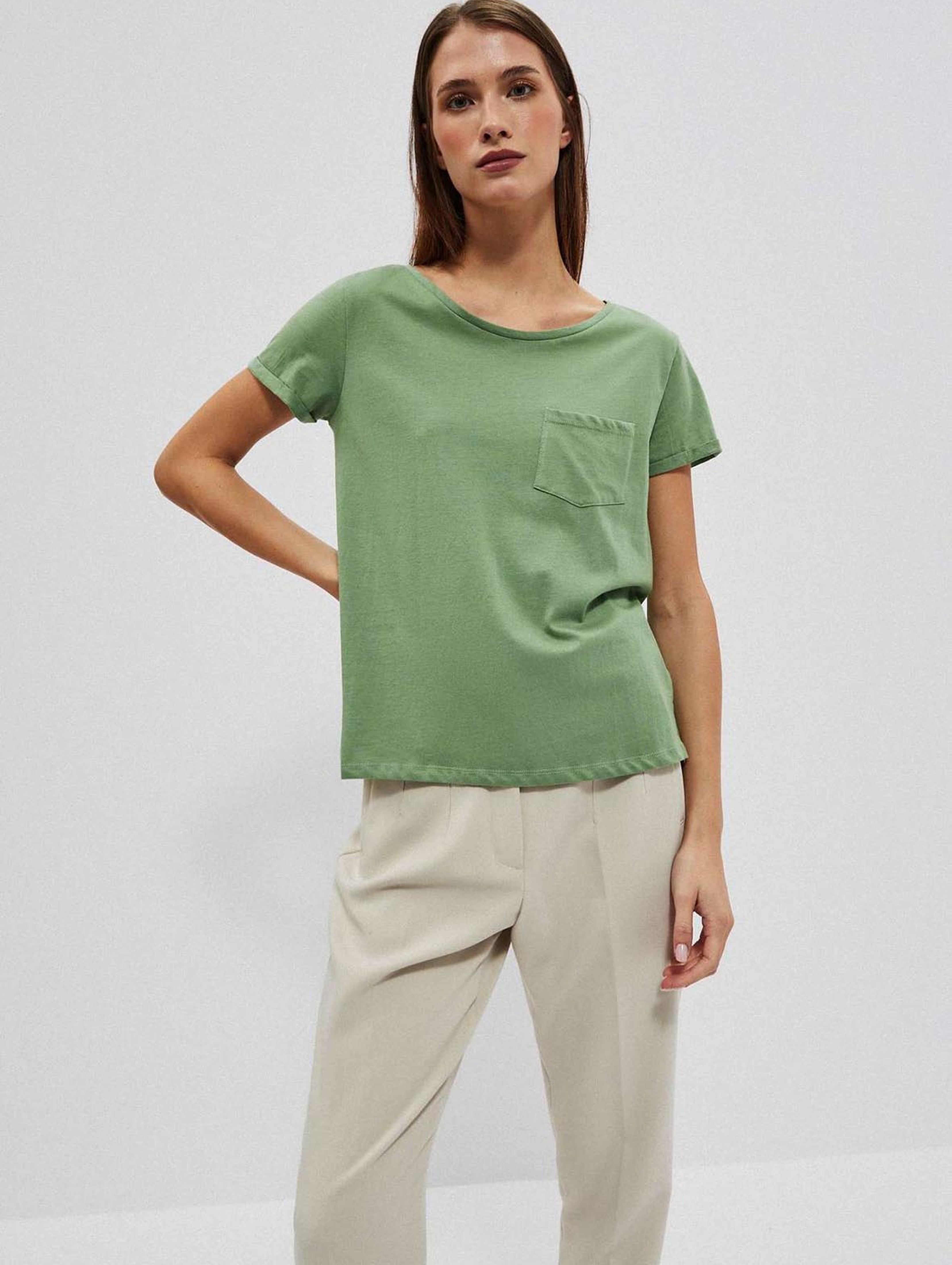 Bawełniany oliwkowy t-shirt damski z kieszonką