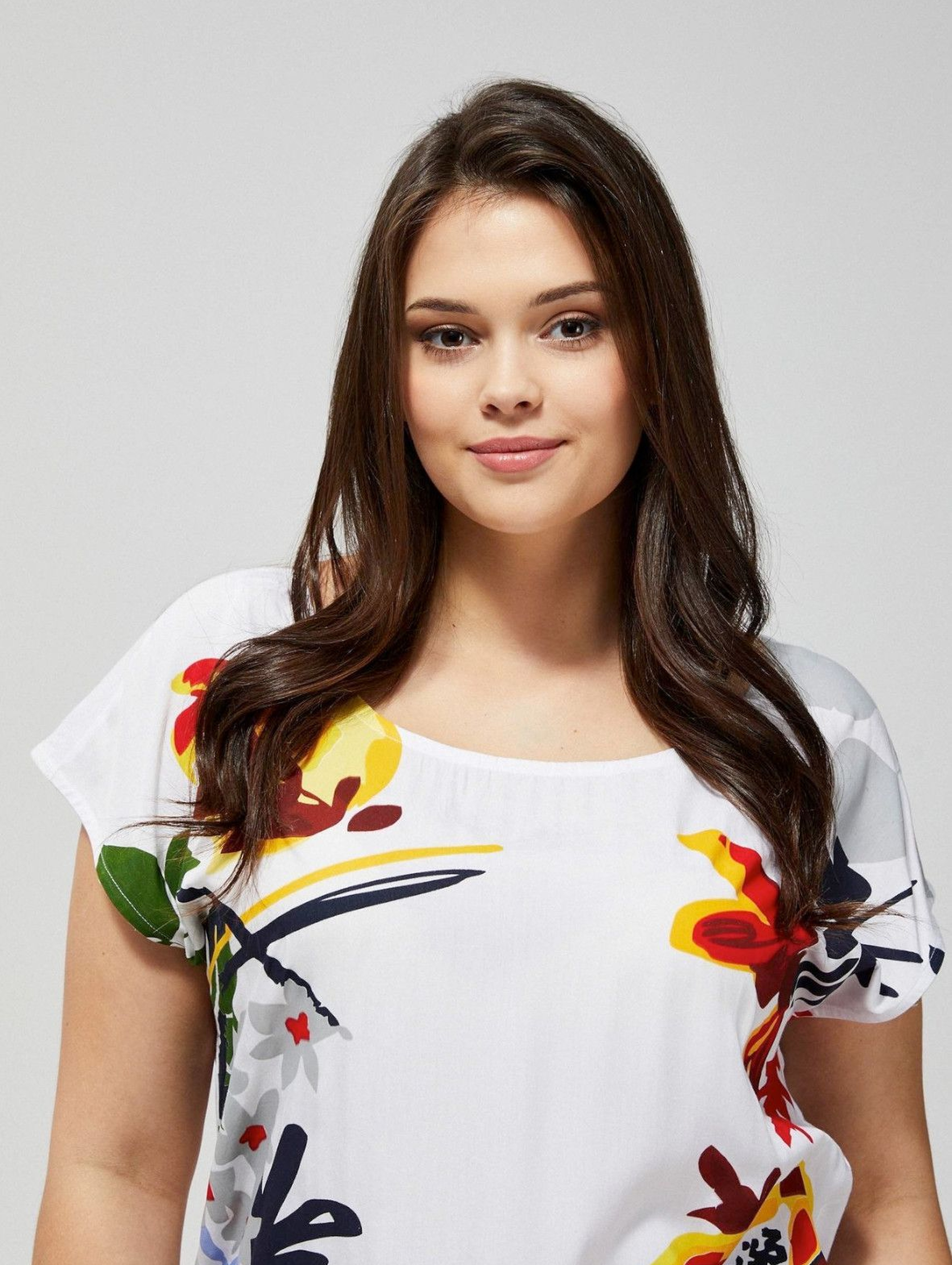 Biały T-shirt damski w kolorowe kwiaty