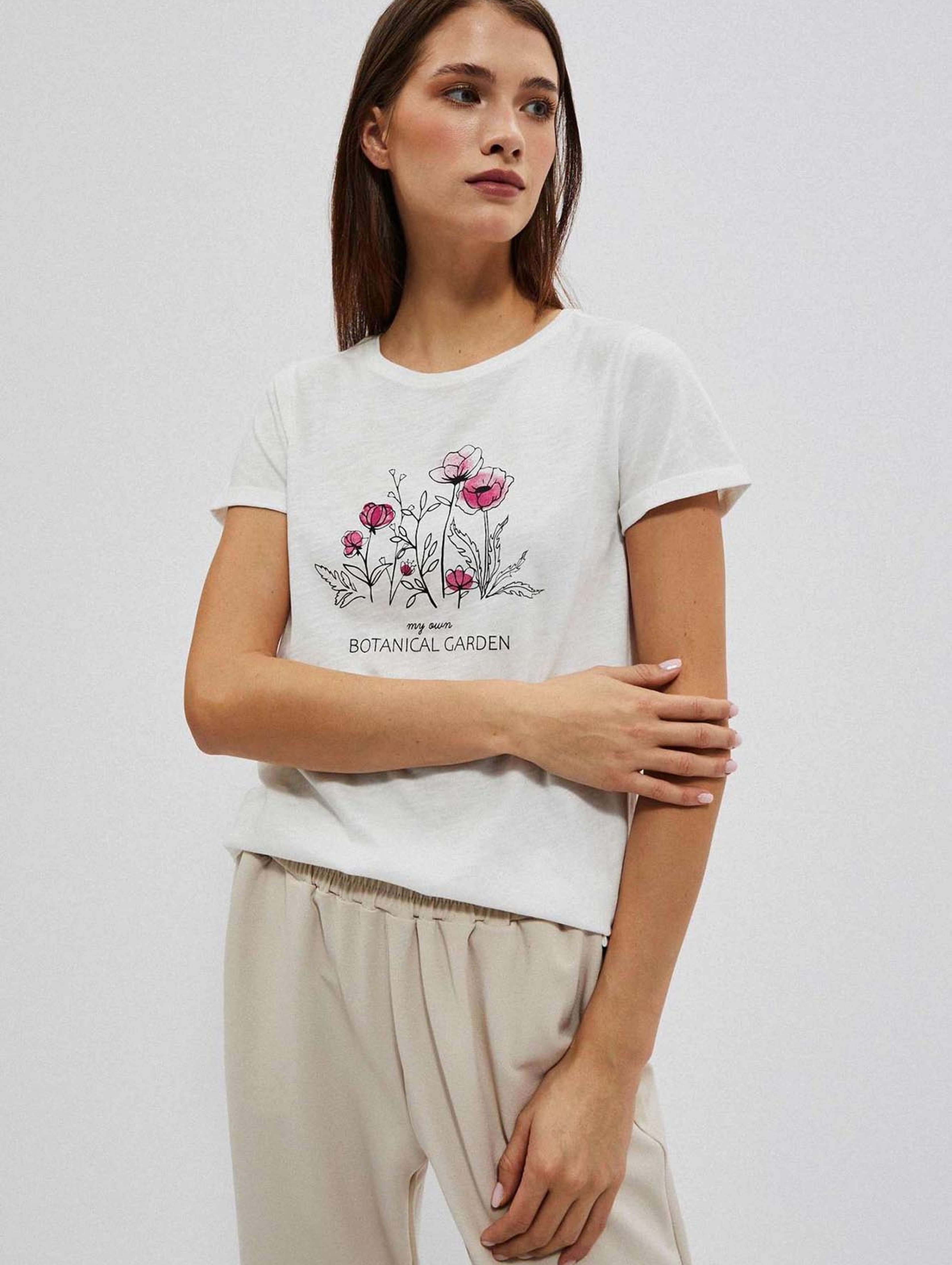 Biały t-shirt damski z kwiatowym nadrukiem