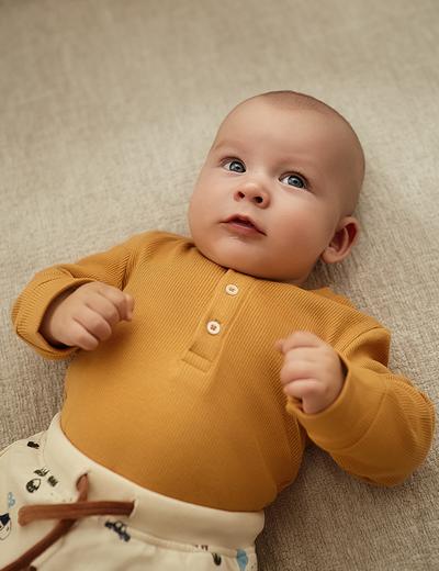 Brązowe body niemowlęce z prążkowanej dzianiny z długim rękawem