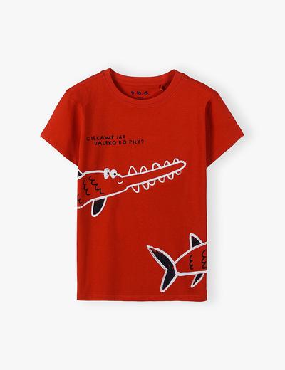 Bawełniany T-shirt - Ciekawe jak daleko do Piły - czerwony