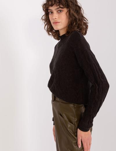 Czarny damski sweter w warkocze z długim rękawem