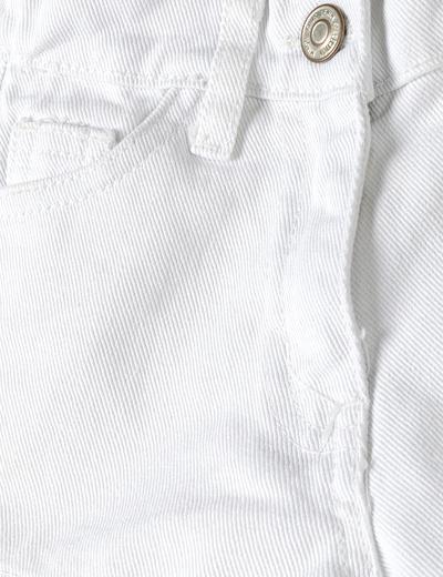 Białe krótkie spodenki jeansowe dla dziewczynki