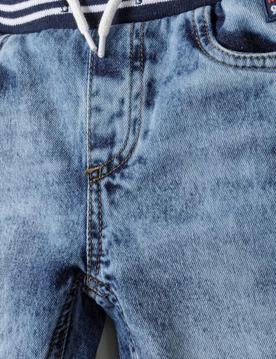 Jeansowe spodnie dla niemowlaka z wiązaniem
