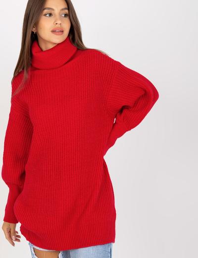 Czerwony dzianinowy sweter z golfem