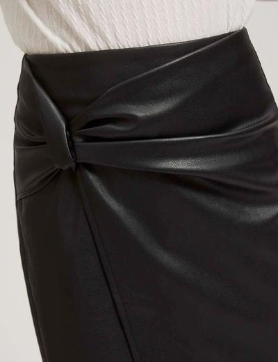 Trapezowa czarna spódnica damska z imitacji skóry