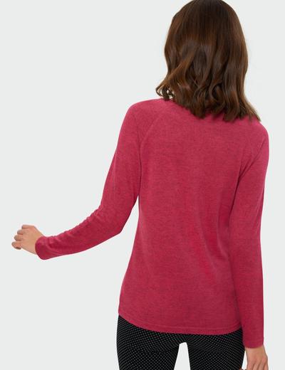 Dopasowany sweter damski z ozdobnymi wycięciami