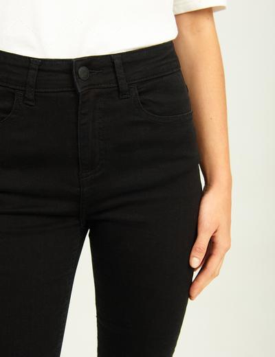 Jeansowe spodnie damskie o kroju slim fit - czarne