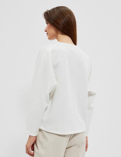 Biała bluza damska nierozpinana z wiązaniem w pasie