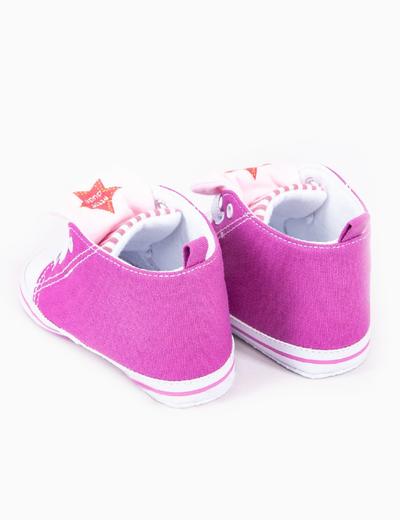 Różowe buciki niechodki dla niemowlaka z gwiazdką
