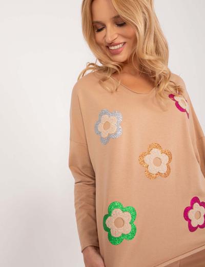 Luźna bluzka z bawełny w kolorowe kwiaty - beżowa