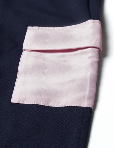 Granatowe spodnie dresowe dla dziewczynki z ozdobną kieszonką