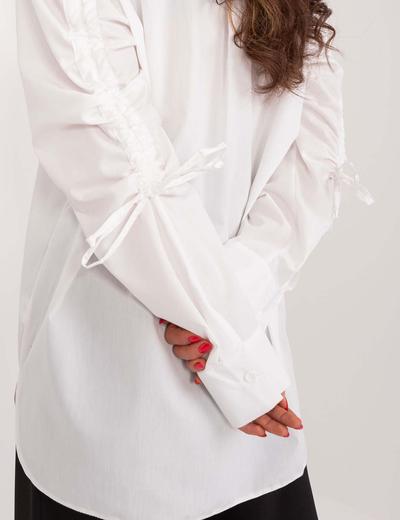 Biała długa koszula damska ze ściągaczami na rękawach