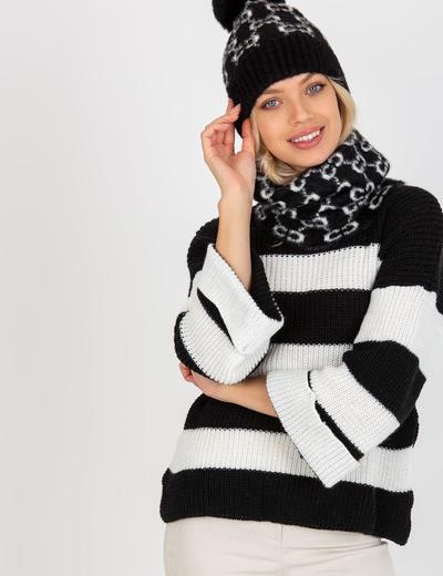 Czarno-biała damska czapka zimowa we wzory